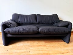 Vico Magistretti Marineblaues / Schwarzes 2-Sitzer- Loveseat Maralunga Sofa Cassina Italien 80er Jahre