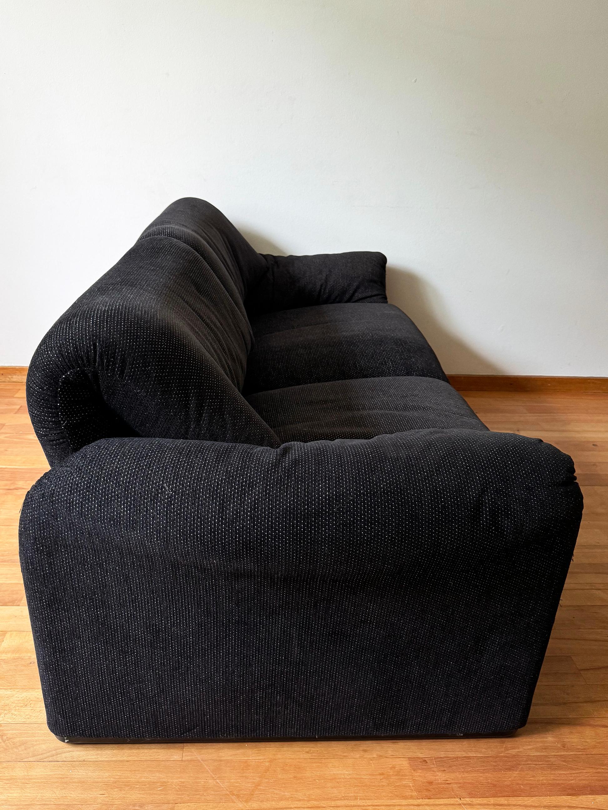 Vico Magistretti Loveseat Negro de 2 Plazas Sofá Maralunga Cassina, Italia, Años 80 Italiano en venta