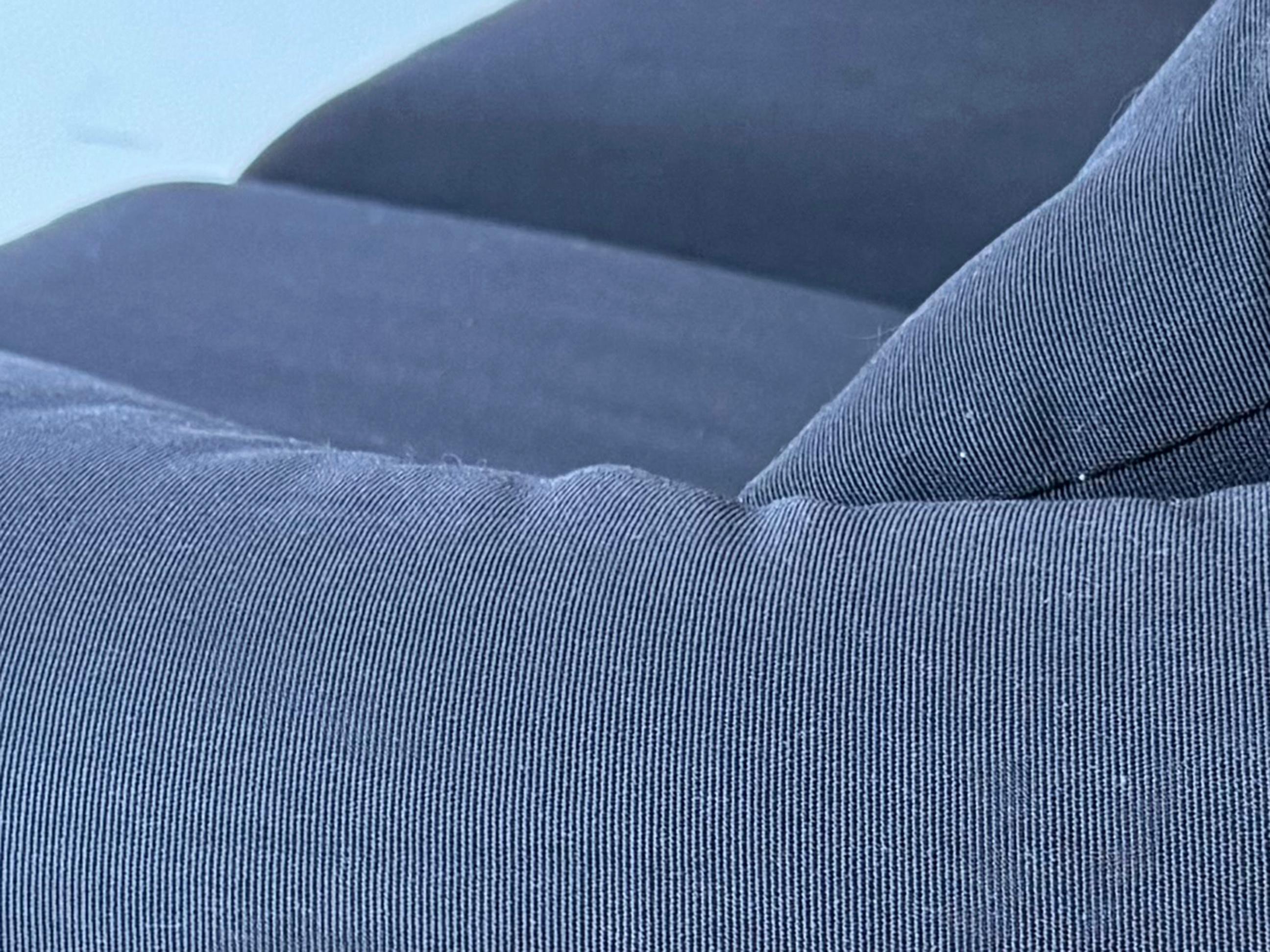 Vico Magistretti Marineblaues / Schwarzes 2-Sitzer- Loveseat Maralunga Sofa Cassina Italien 80er Jahre (Postmoderne) im Angebot