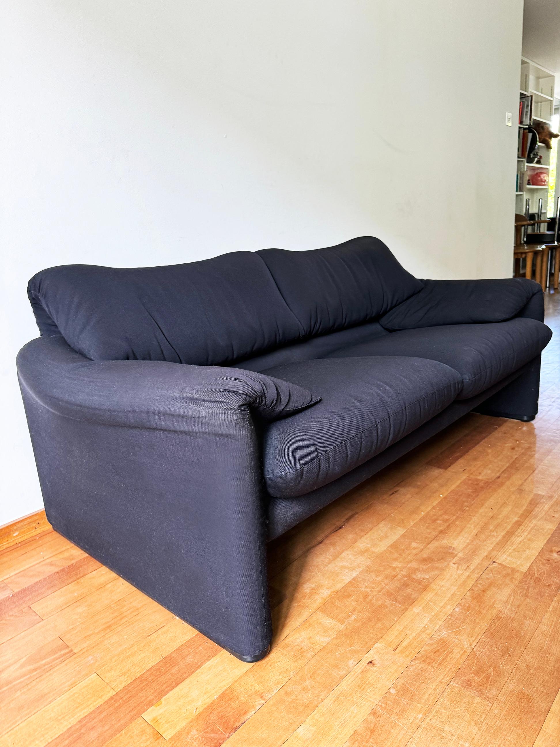Vico Magistretti Marineblaues / Schwarzes 2-Sitzer- Loveseat Maralunga Sofa Cassina Italien 80er Jahre (Italienisch) im Angebot