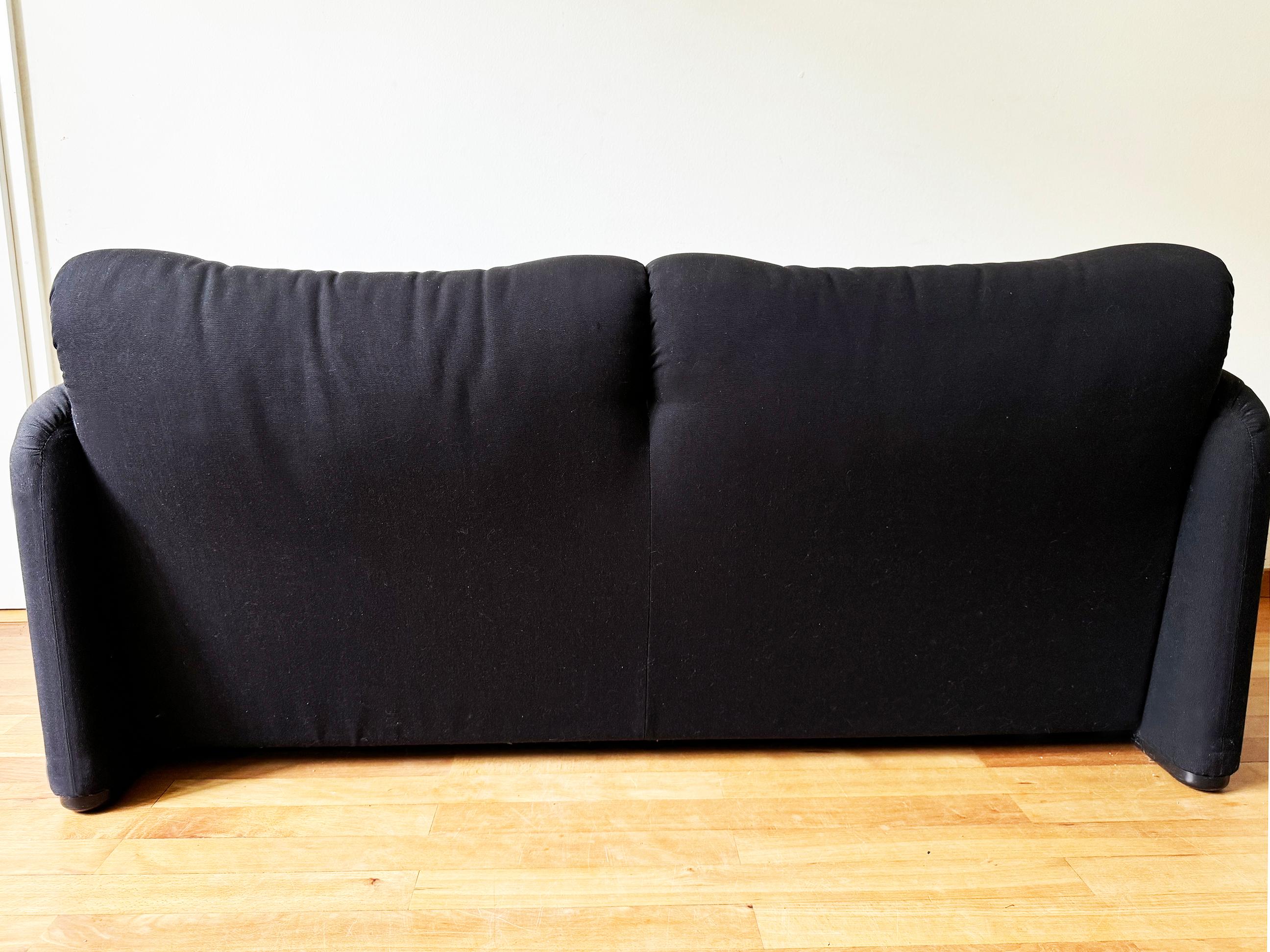 Vico Magistretti Marineblaues / Schwarzes 2-Sitzer- Loveseat Maralunga Sofa Cassina Italien 80er Jahre im Zustand „Gut“ im Angebot in Basel, BS