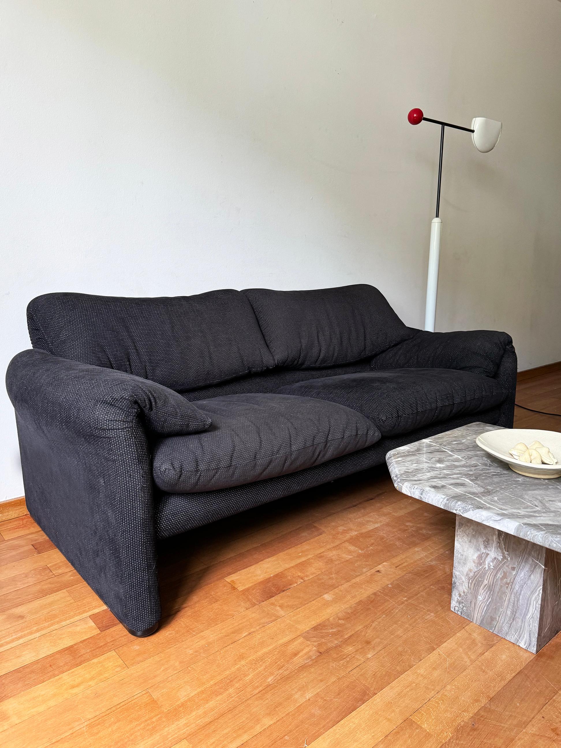 Vico Magistretti Loveseat Negro de 2 Plazas Sofá Maralunga Cassina, Italia, Años 80 Tela en venta