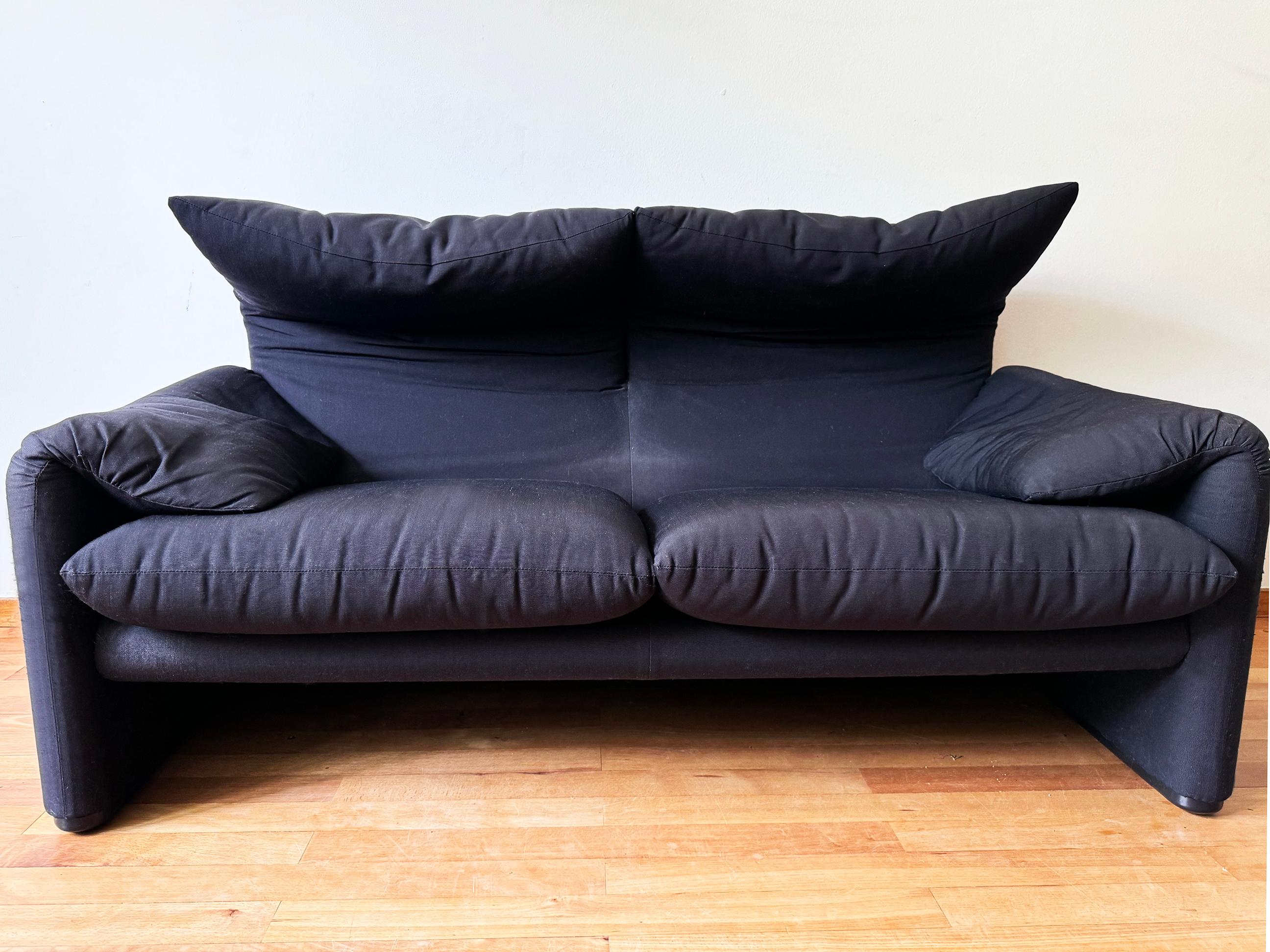 Vico Magistretti Marineblaues / Schwarzes 2-Sitzer- Loveseat Maralunga Sofa Cassina Italien 80er Jahre (Ende des 20. Jahrhunderts) im Angebot