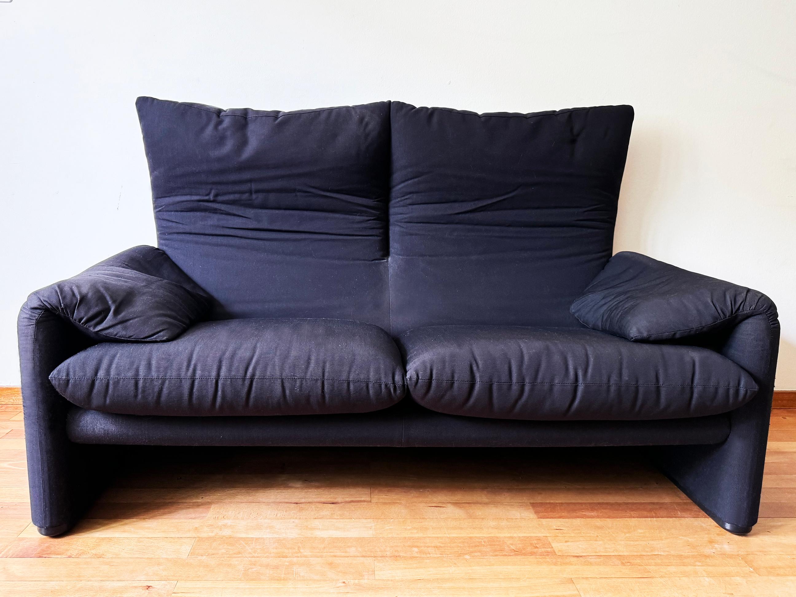 Vico Magistretti Marineblaues / Schwarzes 2-Sitzer- Loveseat Maralunga Sofa Cassina Italien 80er Jahre (Stoff) im Angebot