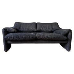 Vico Magistretti Divano nero a 2 posti Maralunga Cassina, Italia, anni '80