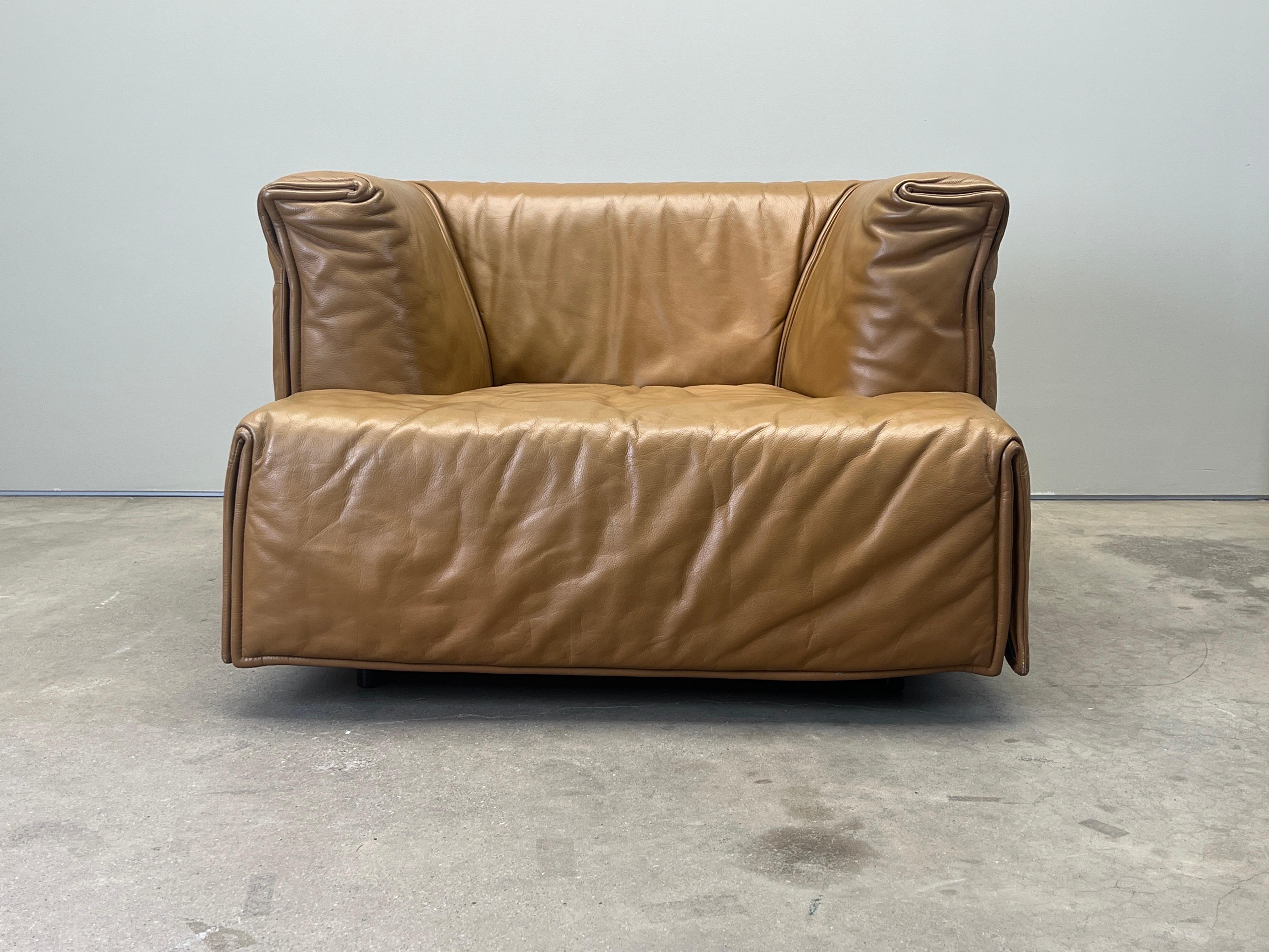 A beautifully tailored 'Cardigan' sofa in camel colored leather designed by Vico Magistretti for Cassina.