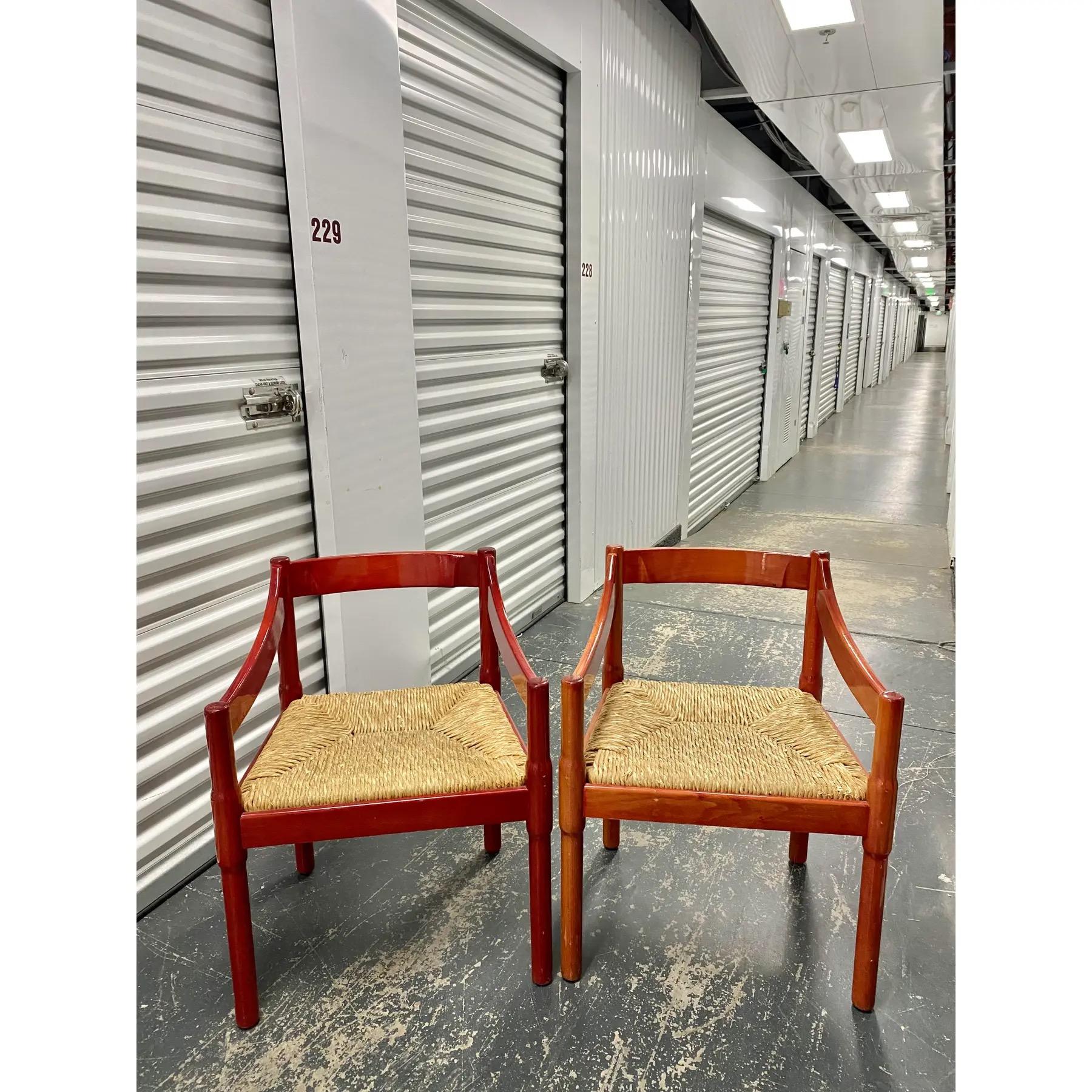 Mid-Century moderno Vico Magistretti Poltrone Carimate in lacca rossa + giunco, una coppia in vendita