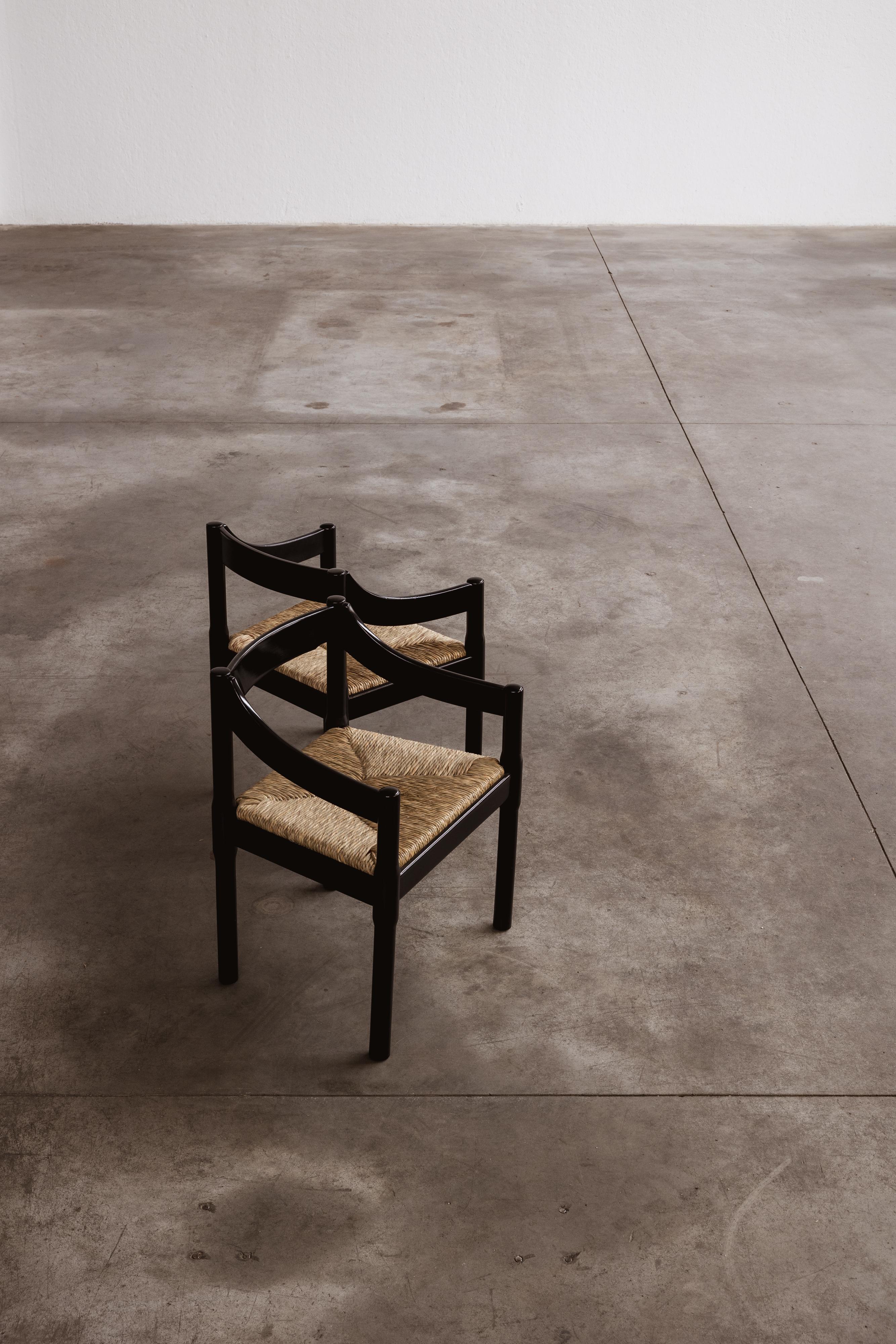 Vico Magistretti Carimate Stühle für Cassina, Schwarzes Holz, 1960, 2er Set (Stroh) im Angebot