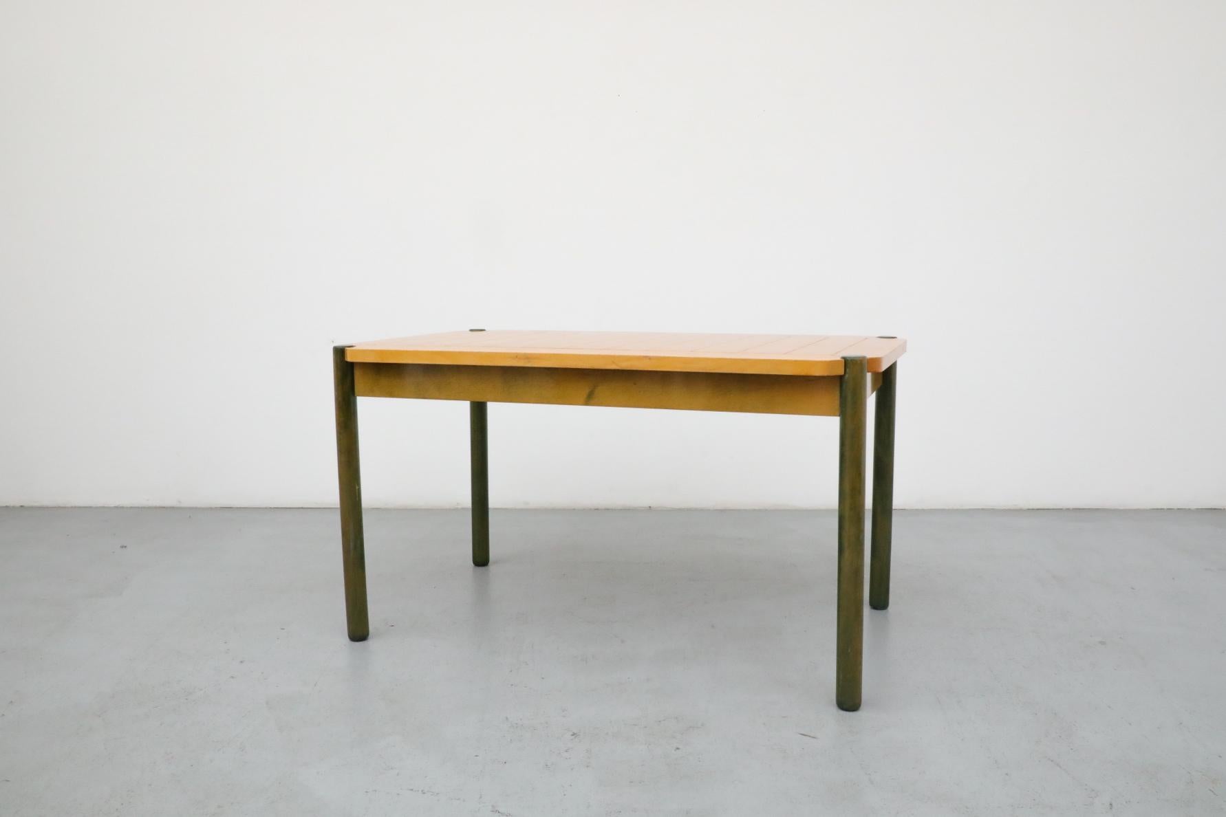 italien Vico Magistretti chaises de salle à manger Carimate en chêne teinté vert avec table assortie en vente