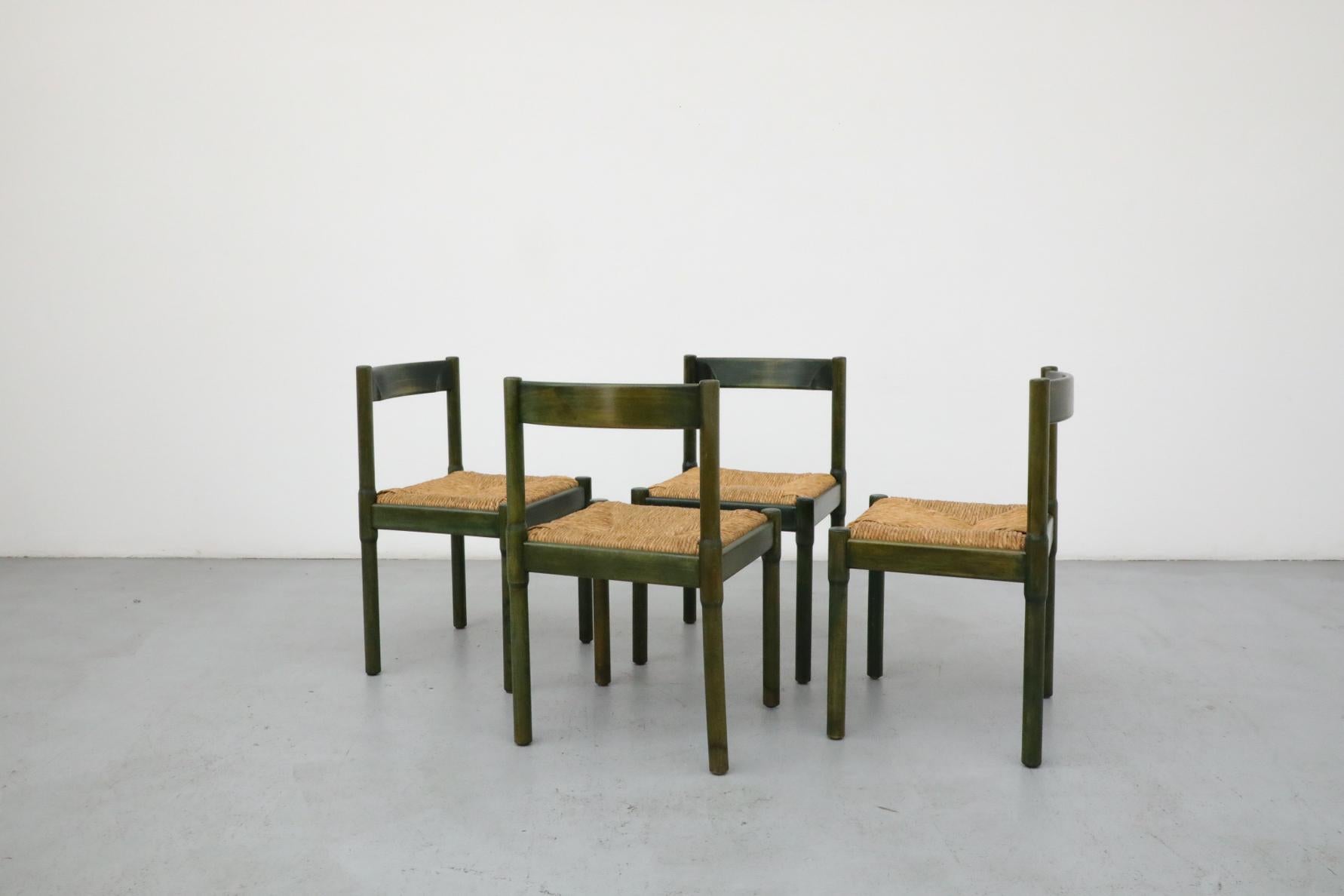 Tacheté Vico Magistretti chaises de salle à manger Carimate en chêne teinté vert avec table assortie en vente