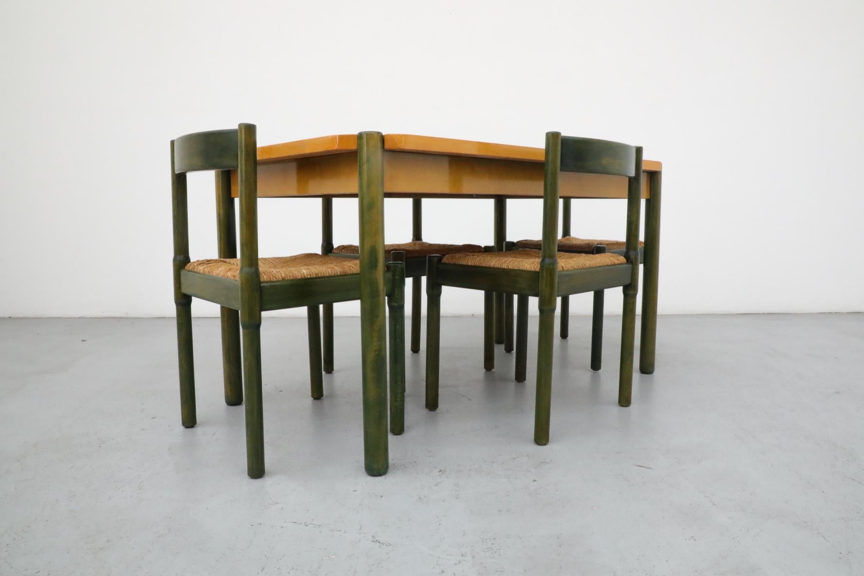 Jonc Vico Magistretti chaises de salle à manger Carimate en chêne teinté vert avec table assortie en vente