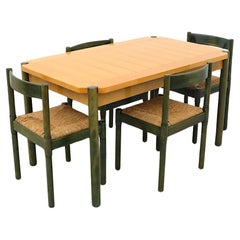 Vico Magistretti "Carimate" Sillas de comedor de roble teñido de verde con mesa a juego