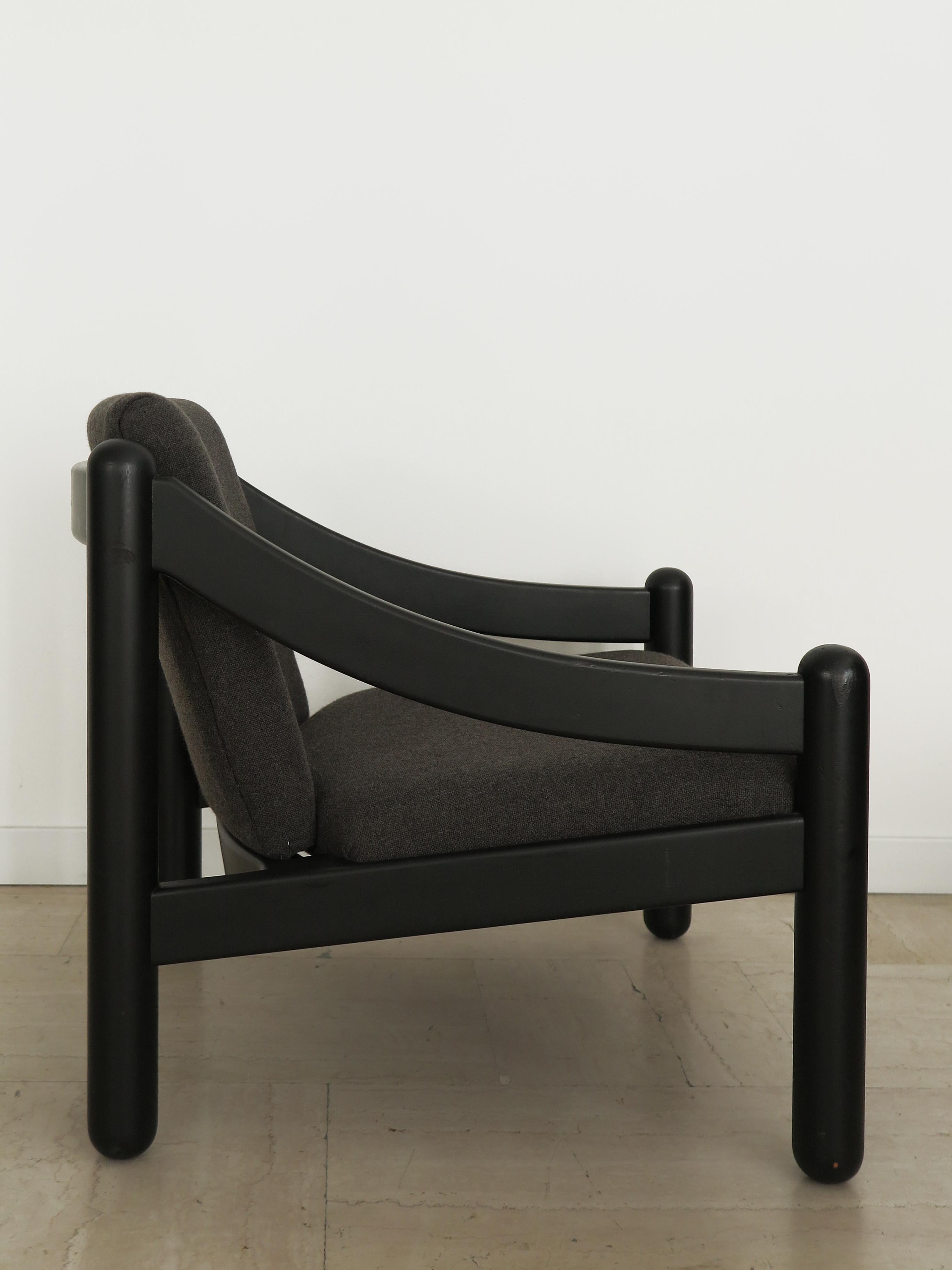 Italienischer Sessel Modell '930 Carimate' entworfen von Vico Magistretti und hergestellt von Cassina mit lackiertem Holzrahmen und Stoffkissen, Cassina Klebeetikett unter dem Rahmen, Italien 1960er Jahre.

Beachten Sie, dass der Sessel original aus