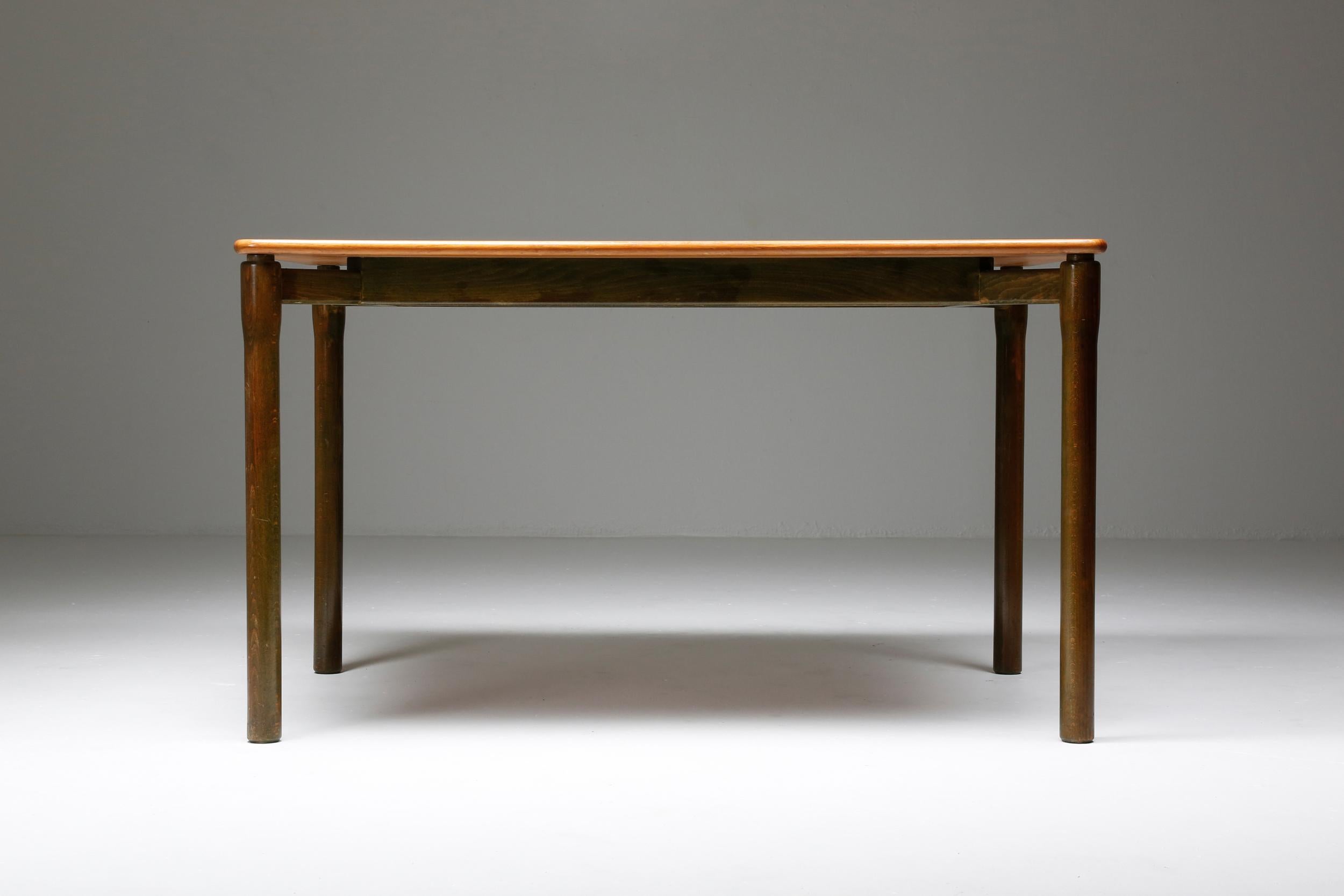 Vico Magistretti Carimate Tischset für Cassina Italien, Design, um 1960

Verspielter quadratischer Tisch, entworfen von Vico Magistrat für Cassina in den frühen Sechzigern. Der Tisch hat eine Holzplatte, die auf vier zylindrischen roten Beinen ruht.
