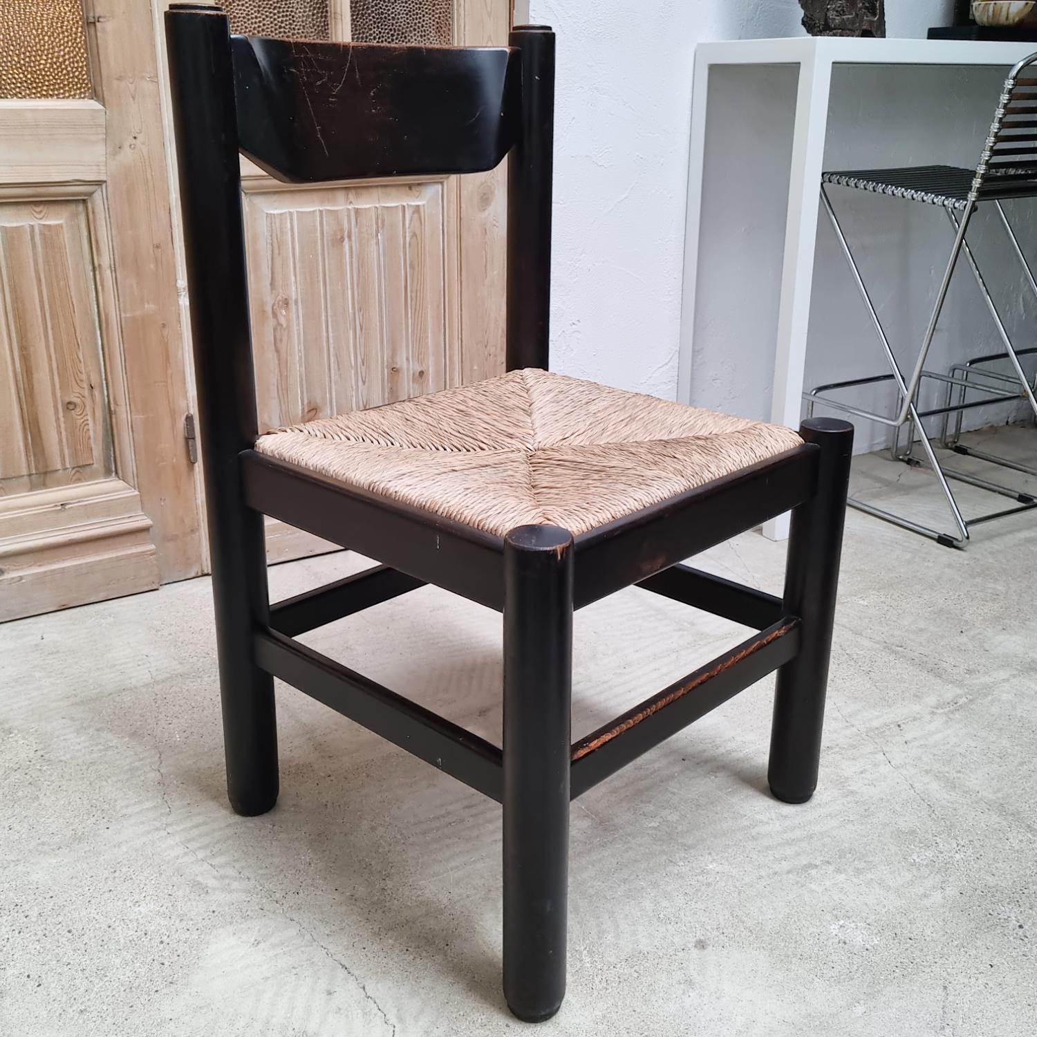 Ensemble décoratif et contemporain de chaises de salle à manger attribué à Vico Magistretti. Fabriqué en bois massif, peint en noir et siège en jonc. S'intègre parfaitement dans les intérieurs où sont utilisés des matériaux honnêtes et naturels.

La
