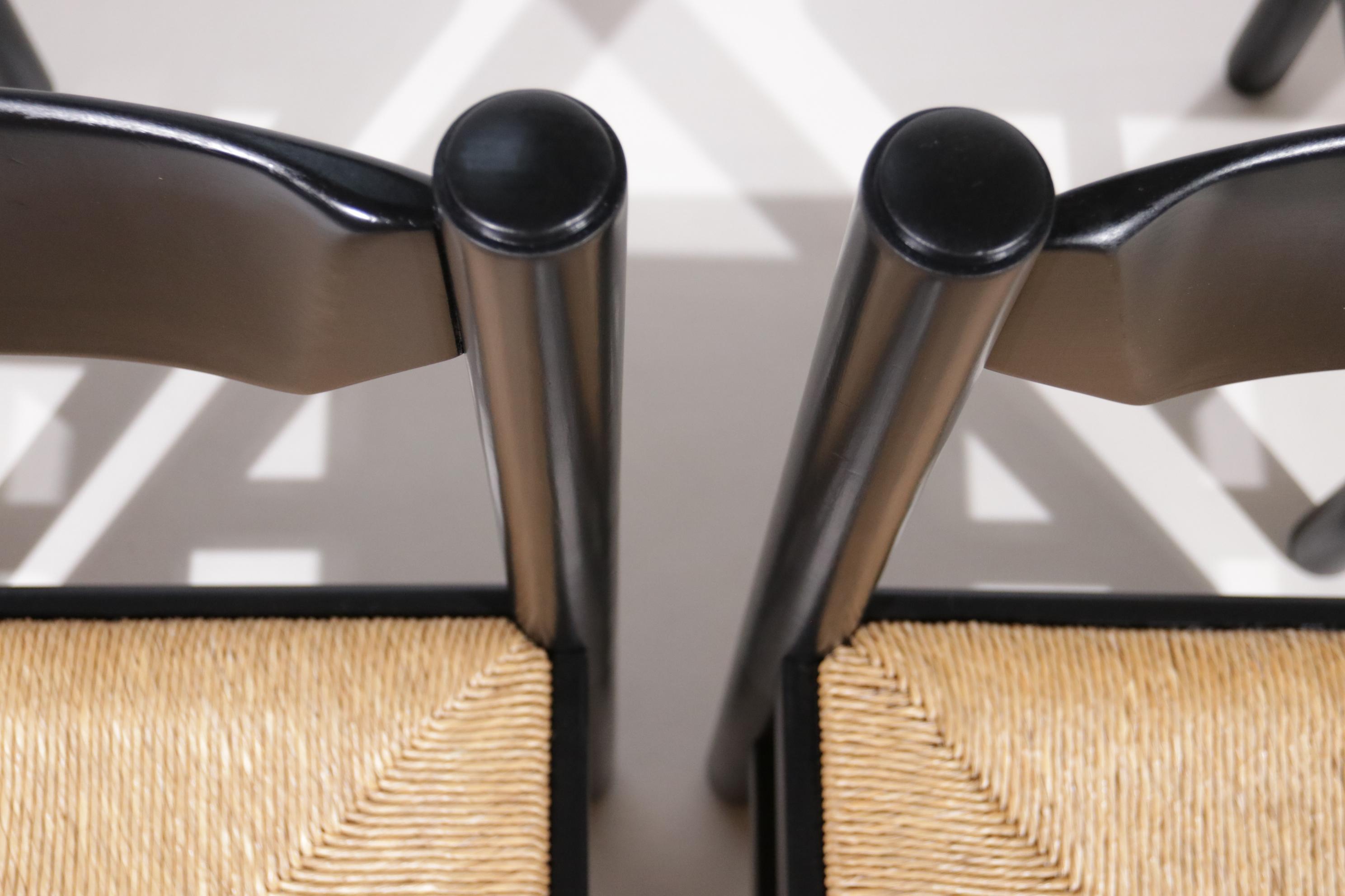 Ces chaises sont souvent attribuées à Vico Magistretti, produites par Cassina (attr.). Fabriqué en Italie, datant des années 70.
Fabriqué en bois massif, peint en noir et siège en jonc.
S'intègre parfaitement dans les intérieurs où des matériaux