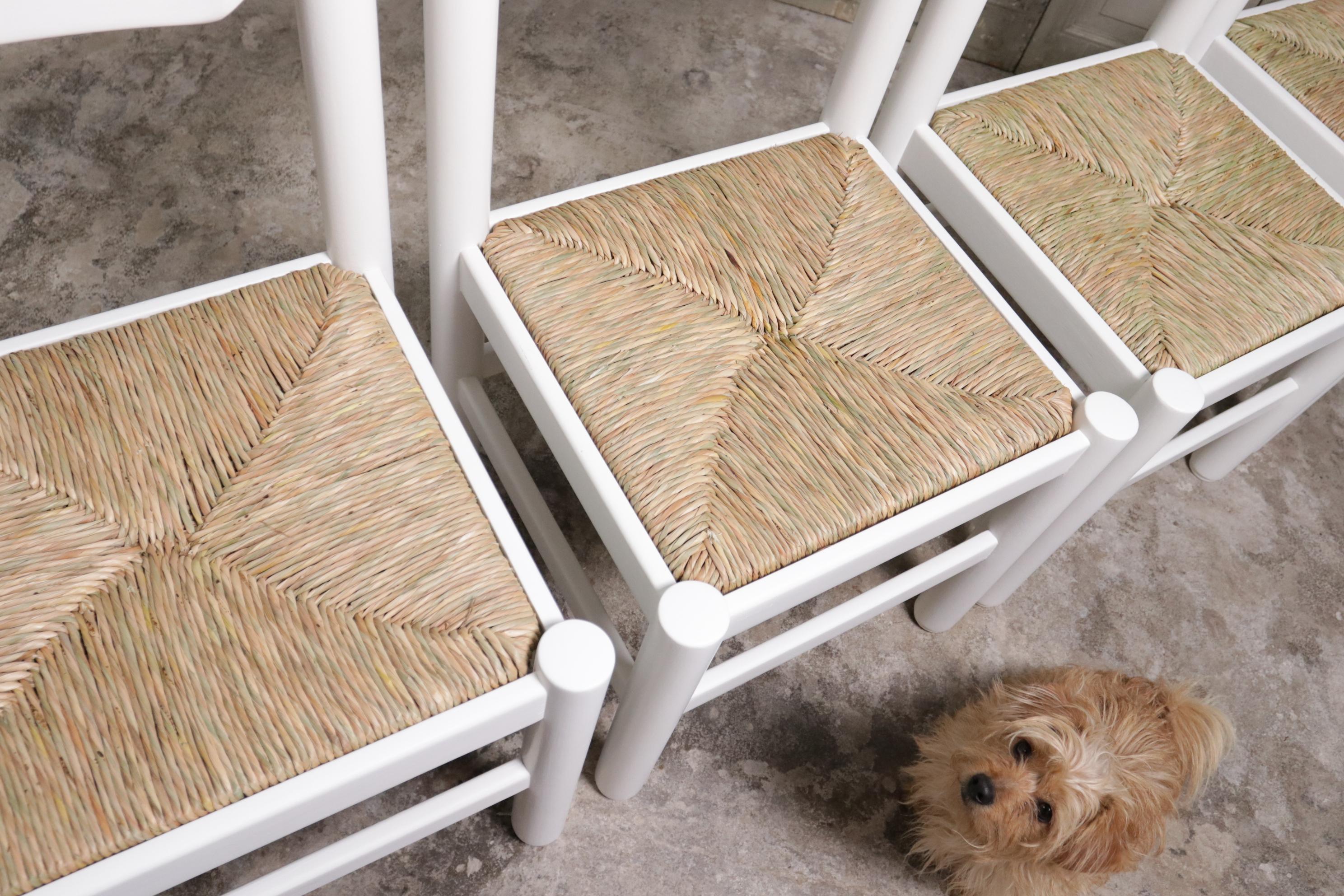 Vico Magistretti / Charlotte Perriand style chaises de salle à manger jonc blanc des années 70  en vente 3