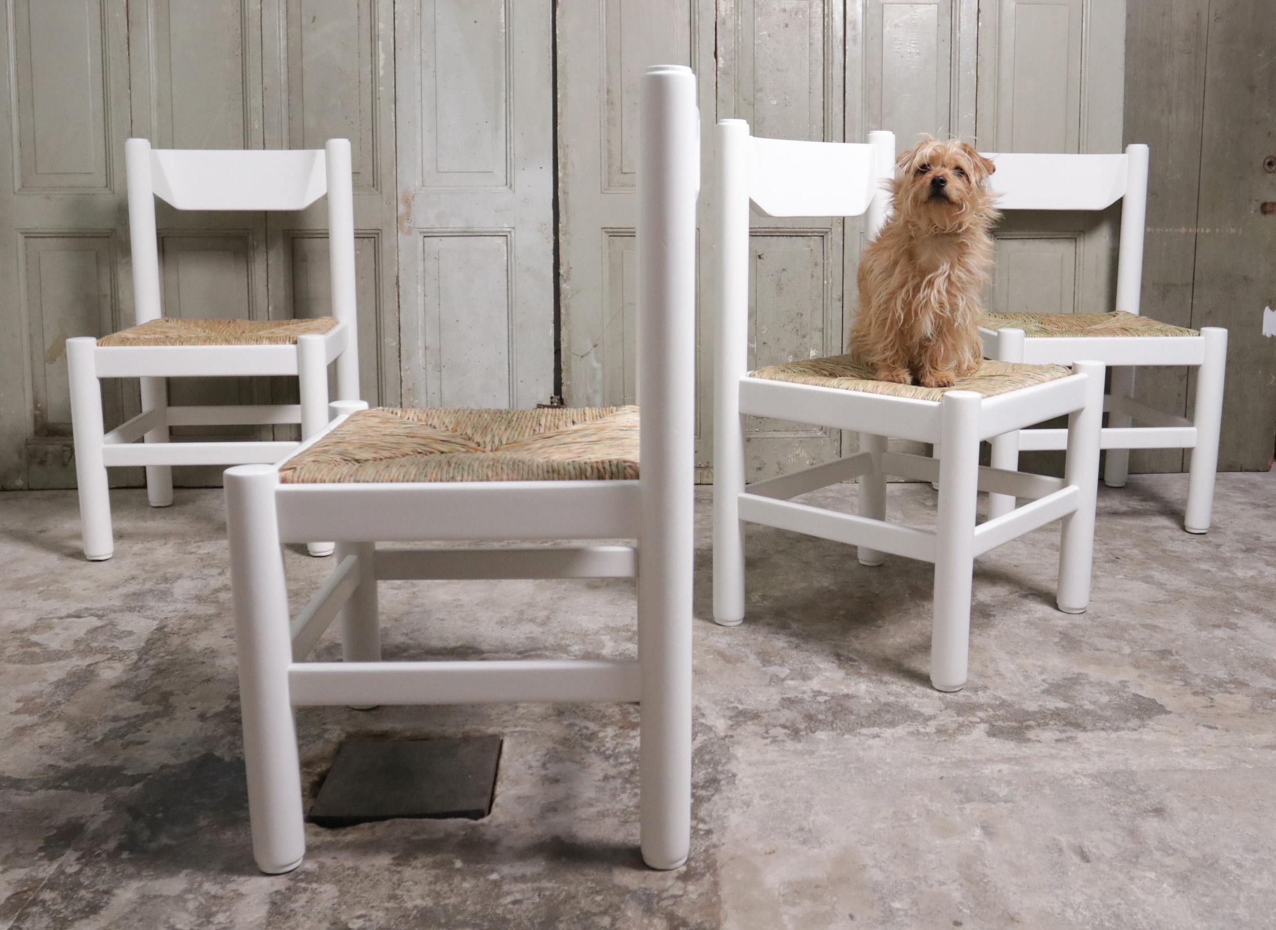 Ces chaises sont souvent attribuées à Vico Magistretti, produites par Cassina (attr.). Fabriqué en Italie, datant des années 70.
Fabriquées en bois massif, peintes en blanc et dotées d'une assise en jonc.
S'adapte à l'intérieur où il est important
