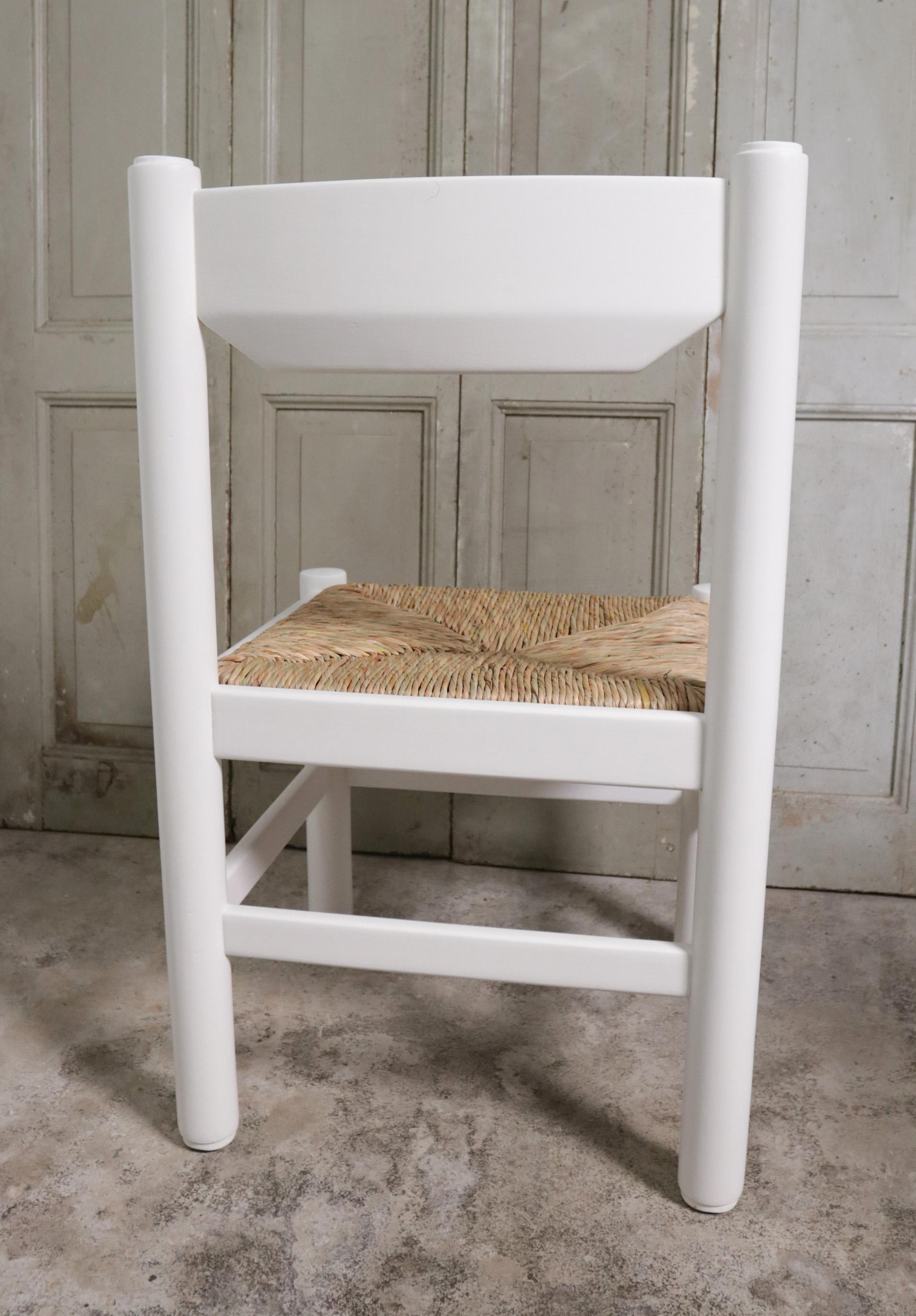 Peint Vico Magistretti / Charlotte Perriand style chaises de salle à manger jonc blanc des années 70  en vente