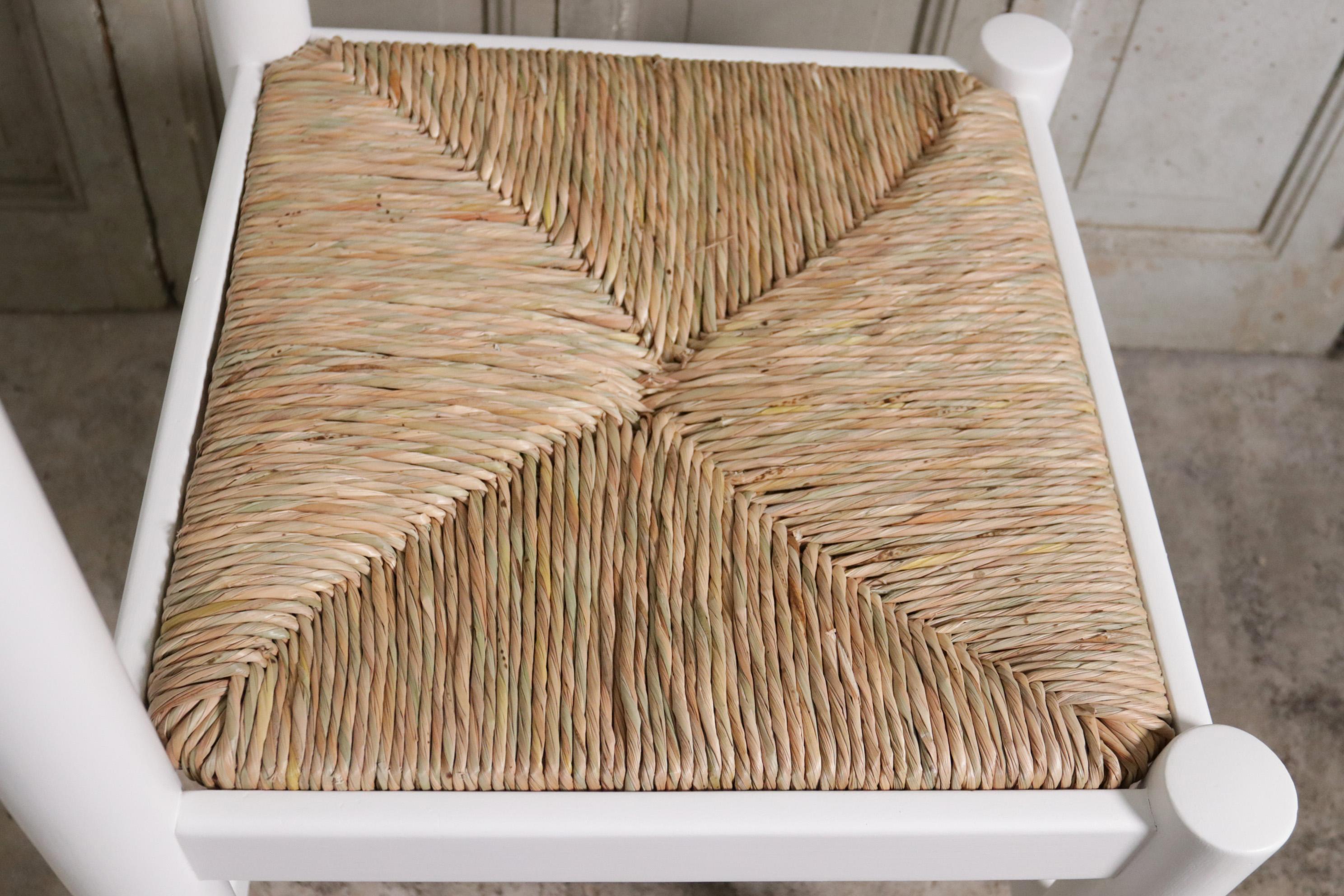 Vico Magistretti / Charlotte Perriand style chaises de salle à manger jonc blanc des années 70  en vente 1