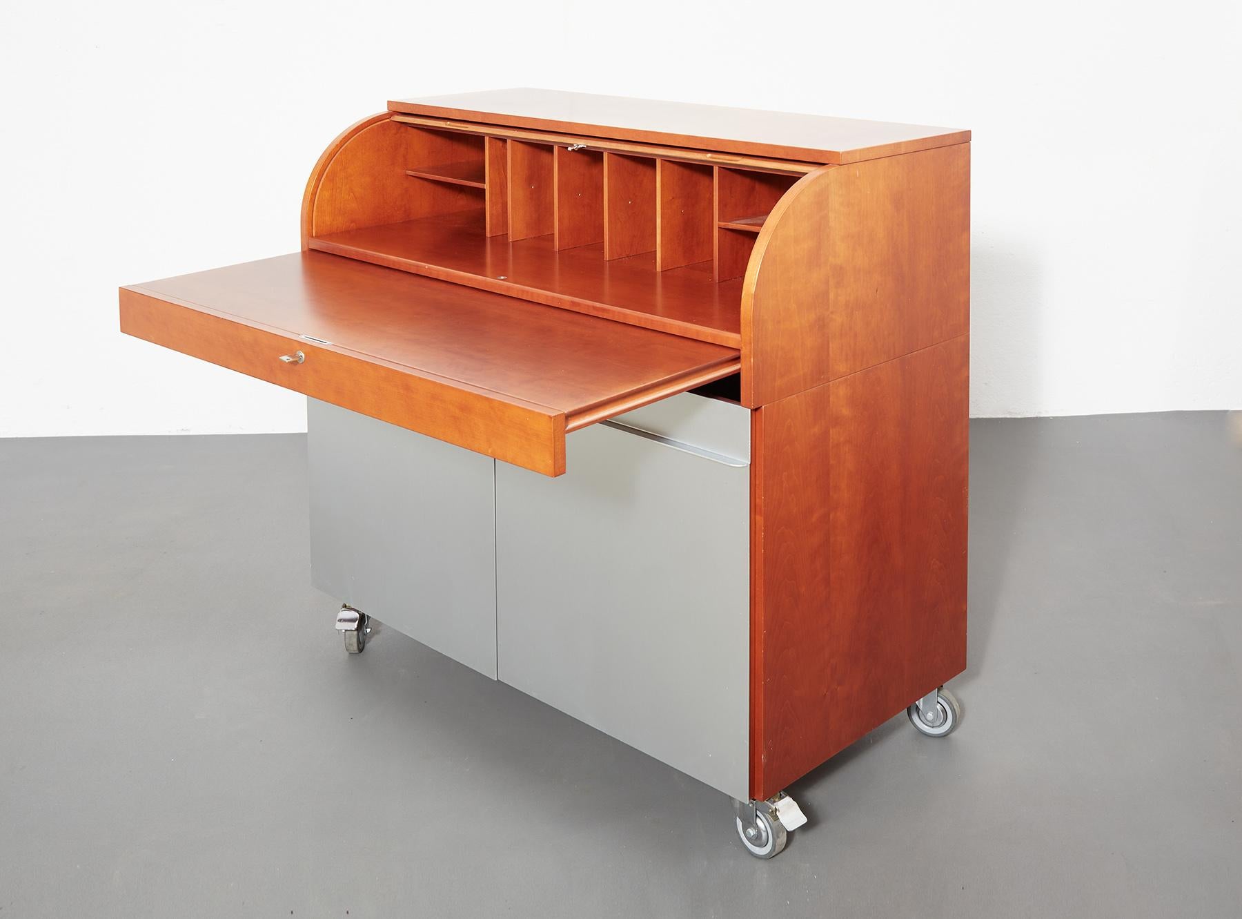 Schreibtisch aus Kirschbaumholz und Aluminium von Vico Magistretti für De Padova, Italien im Angebot 3