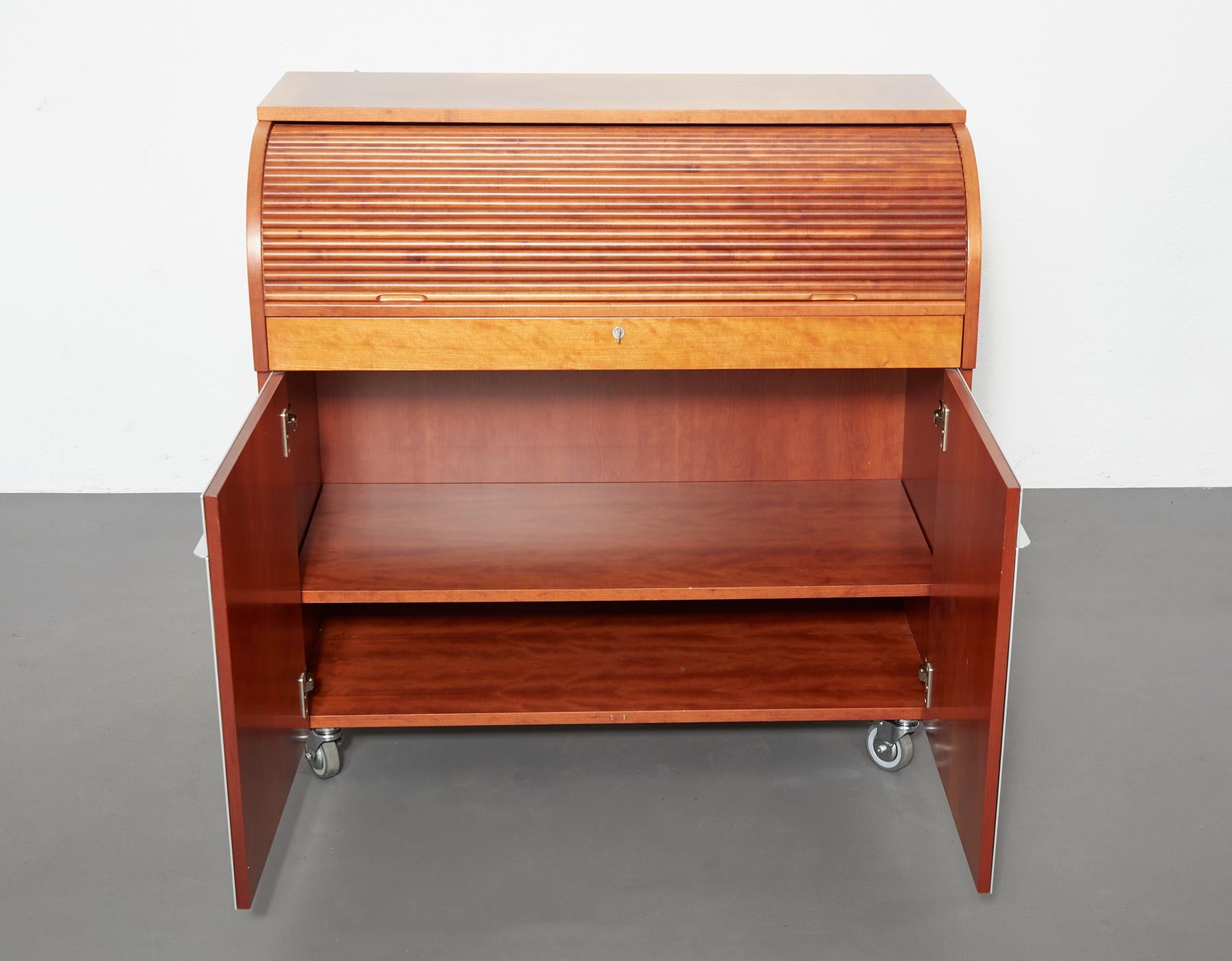 Schreibtisch aus Kirschbaumholz und Aluminium von Vico Magistretti für De Padova, Italien im Angebot 5