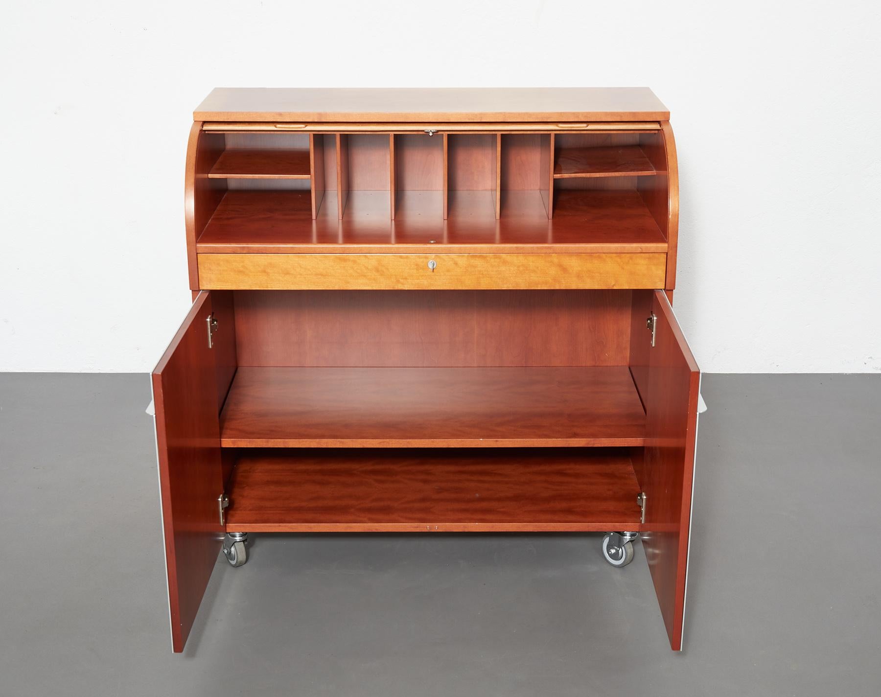 Schreibtisch aus Kirschbaumholz und Aluminium von Vico Magistretti für De Padova, Italien im Angebot 6