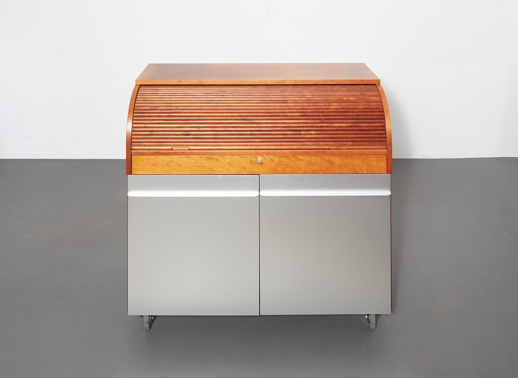 Schreibtisch aus Kirschbaumholz und Aluminium von Vico Magistretti für De Padova, Italien (Moderne der Mitte des Jahrhunderts) im Angebot