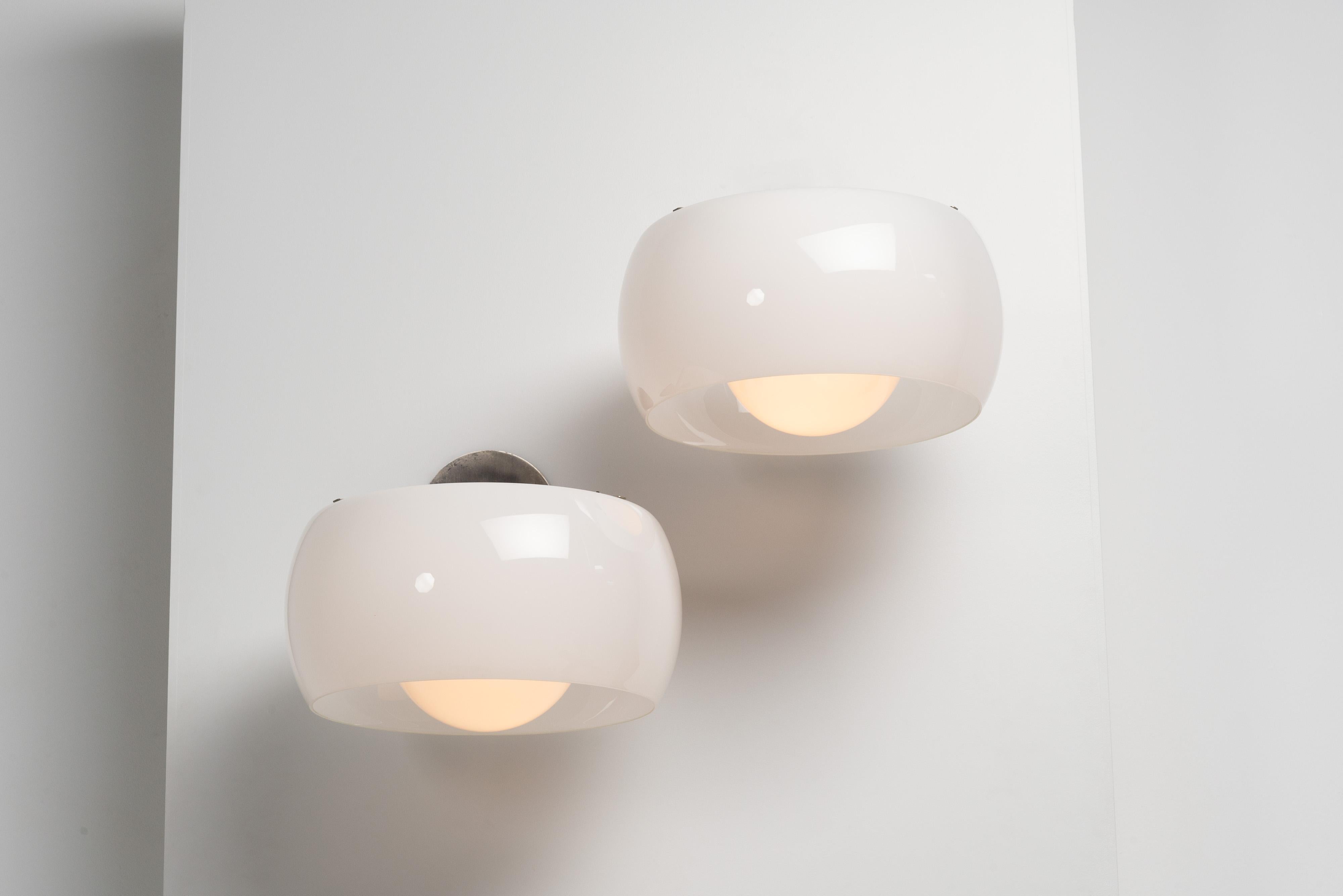 Vico Magistretti Clinio wall lamps Artemide Italy 1967 In Good Condition For Sale In Roosendaal, Noord Brabant