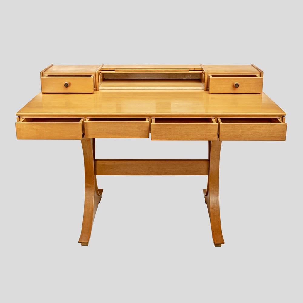 Vico Magistretti Design bureau et chaise vintage en bois d'érable clair, couleur italienne en vente 4