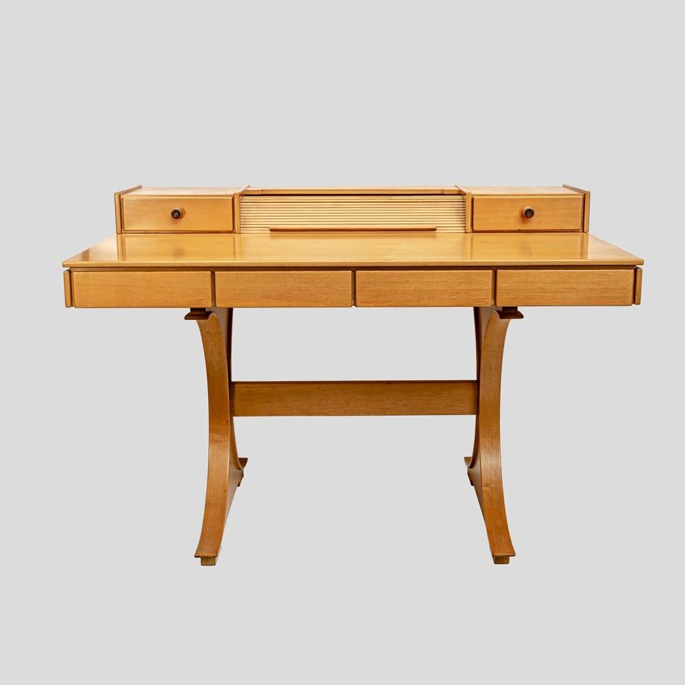 Vico Magistretti Design bureau et chaise vintage en bois d'érable clair, couleur italienne en vente 7