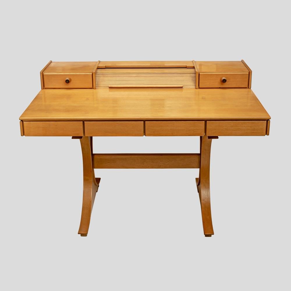 Un bureau vintage et rare des années 1950 avec une chaise assortie Design/One italien par Vico Magistretti. Bureau et chaise en bois d'érable clair avec revêtement en cuir d'origine. Le bureau dispose de 7 unités de rangement composées de 6 tiroirs