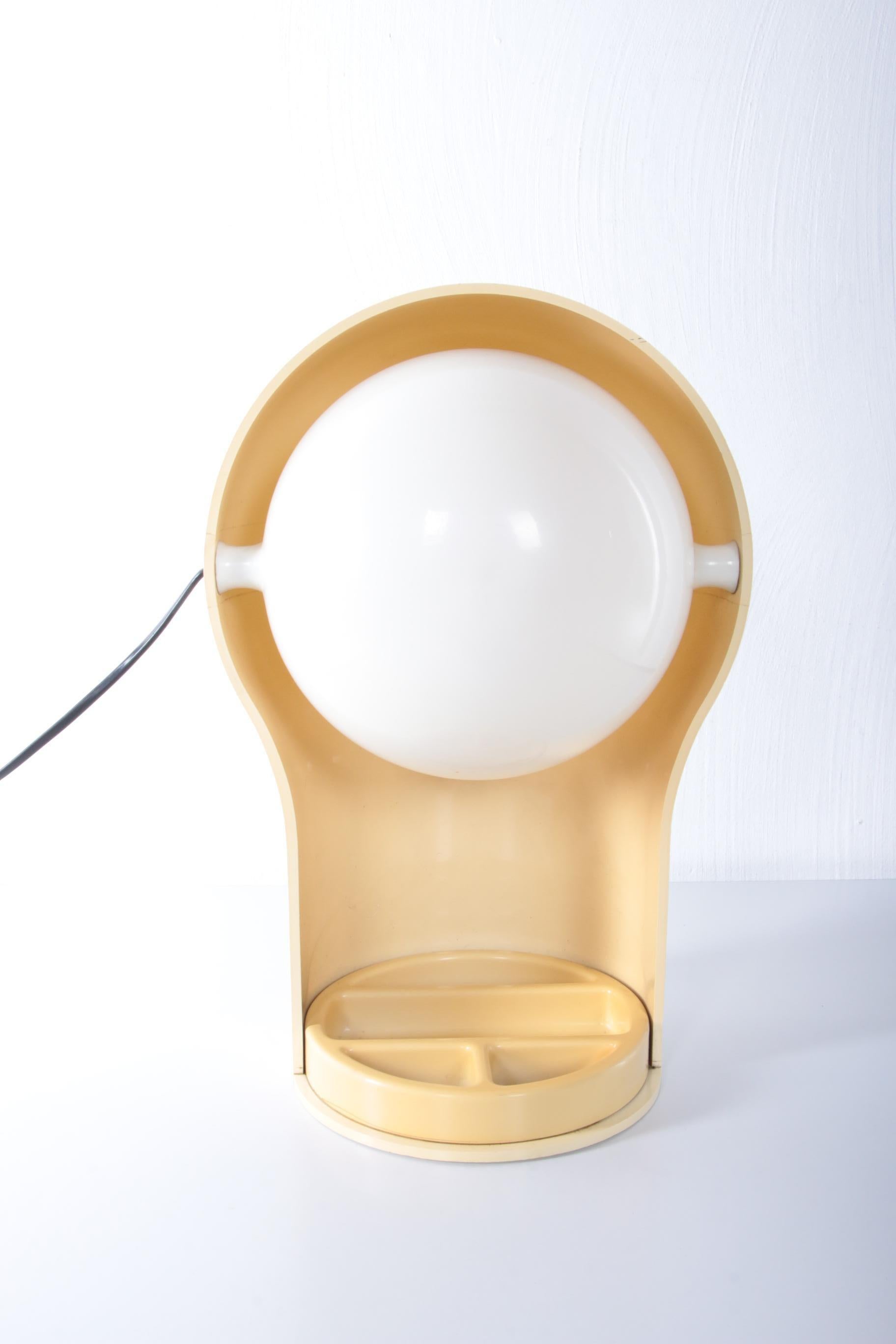 Vico Magistretti Desk lamp Model Telegono made by Artemide, 1960s Italy.

Cream elegono lamp designed by Vico Magistretti in the 1960s for Artemide.

The design of this desk lamp, with a pencil box, is based on a combination of primary geometric