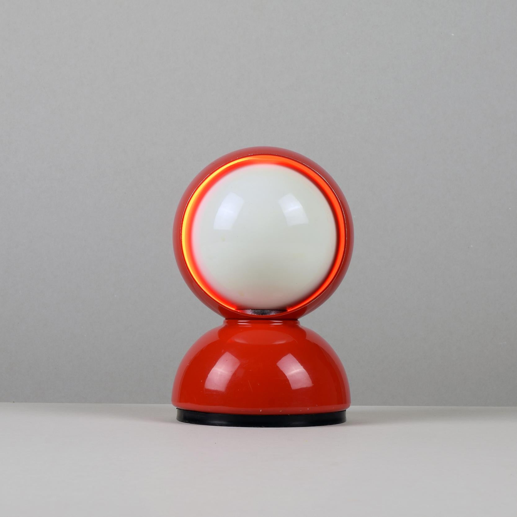Vico Magistretti (designer)
Artemide (manufacturer), Italy

'Eclisse' (Eclipse) table lamp, designed 1965, this is an early version.

Red painted metal and black plastic.

A good example of this design icon.

Condition: overall impression