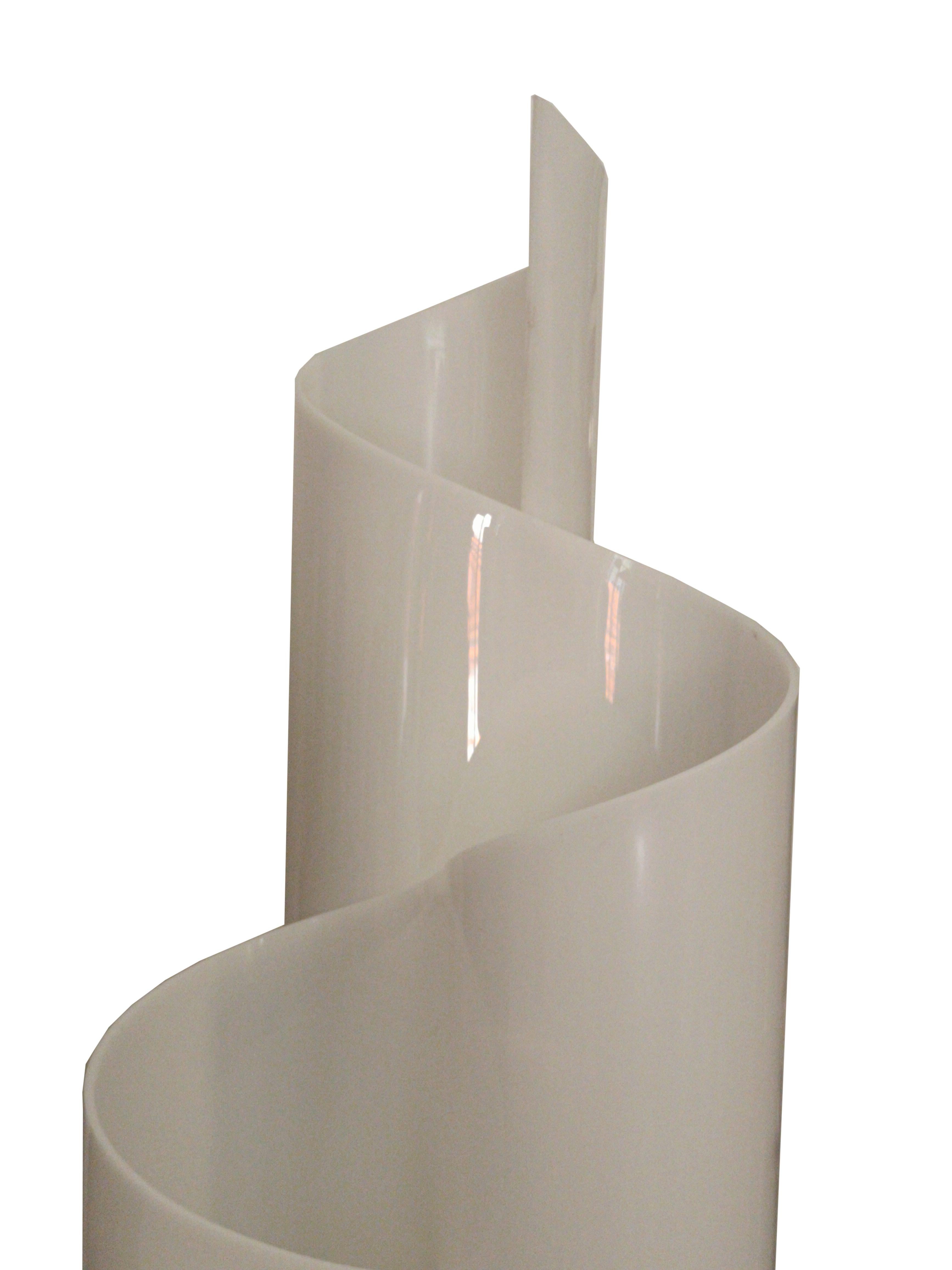 Lámpara de pie de diseño de los años 70, creada por Vico Magistretti para Artemide. El modelo 