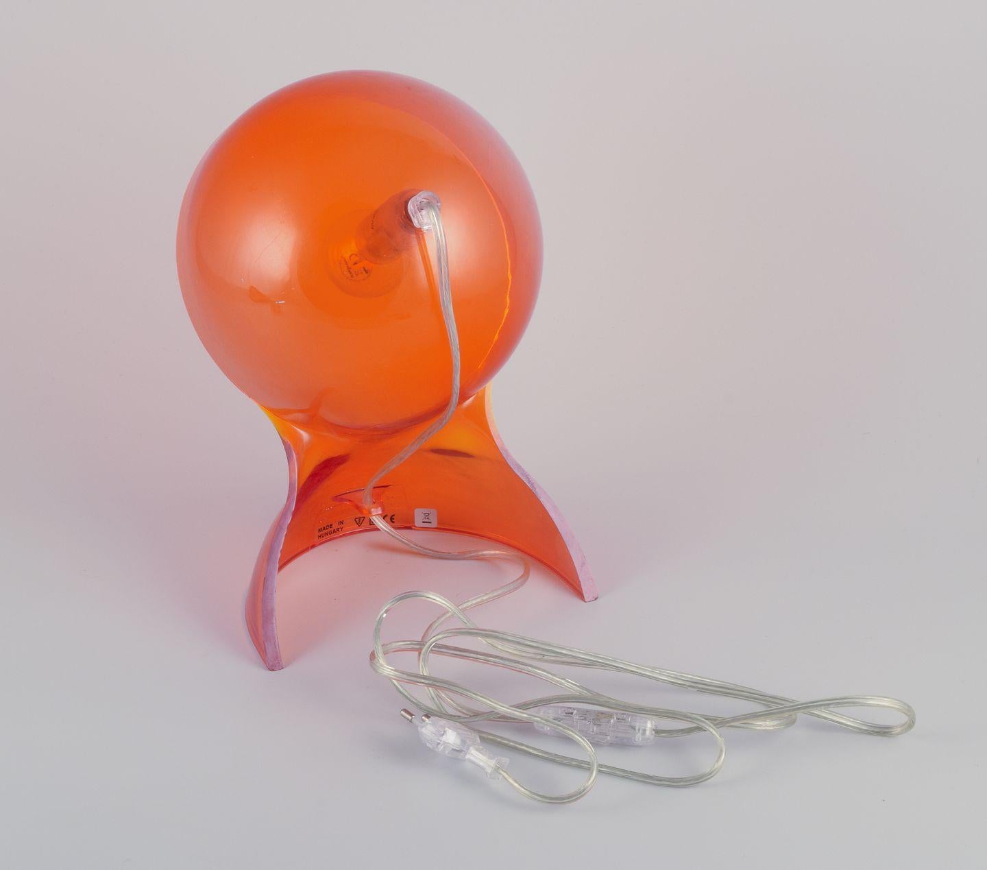 Vico Magistretti for Artemide. 'Dalu' table lamp in translucent orange plastic. In Excellent Condition For Sale In Copenhagen, DK