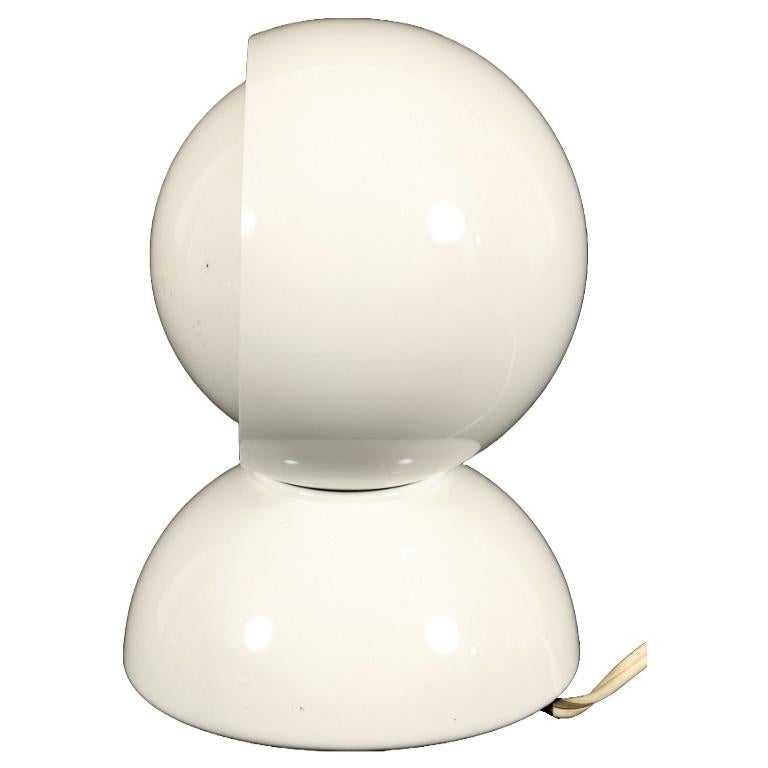 Die ikonische Tischleuchte Eclisse wurde 1965 von Vico Magistretti entworfen und 1967 mit dem prestigeträchtigen Compasso d'Oro ausgezeichnet. Dieses weltweit als Symbol für italienisches Design gefeierte Vintage-Stück weist die charakteristischen