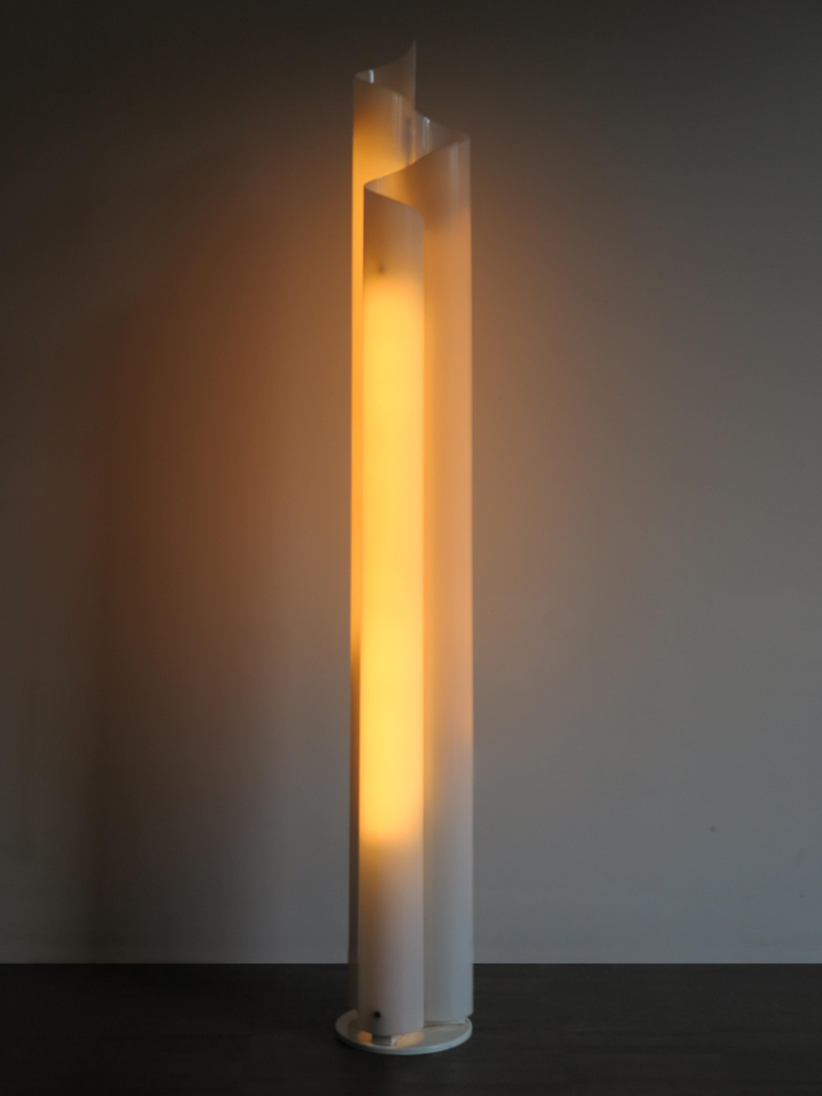 Elegant and minimal floor lamp chimera model designed by Vico Magistretti for Artemide in 1969, structure / diffuser in heat-curved white opal methacrylate and base in white painted metal.
Signed under the base.

The lamp is in its original