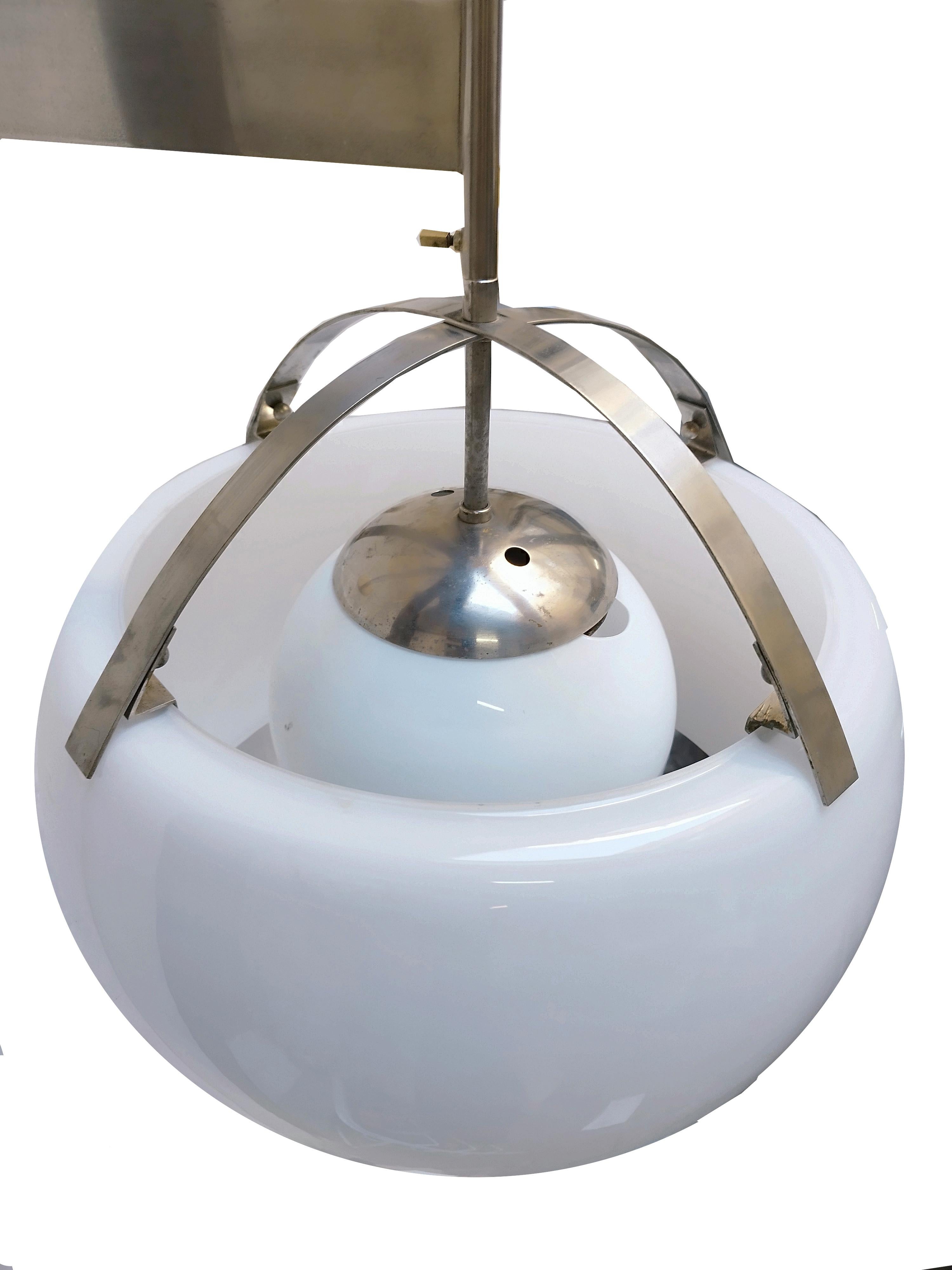 Omega wall lamp by Vico Magistretti for Artemide
Matt nickel-plated brass structure with height-adjustable stem.
Globe and diffuser in opaline glass.
Structure in good condition, signs of oxidation on the frame.
