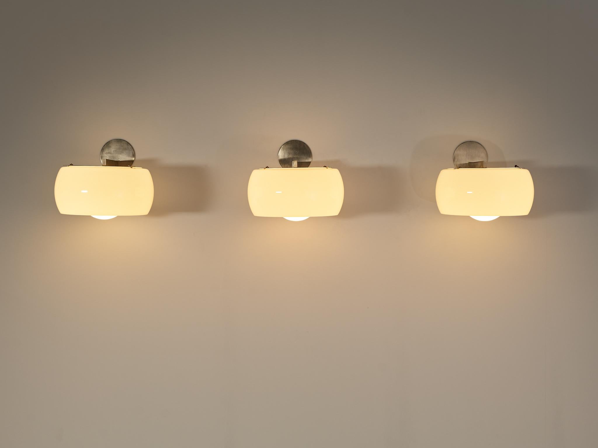 Milieu du XXe siècle Vico Magistretti pour Artemide Clinio Wall Lights en verre et laiton nickelé en vente
