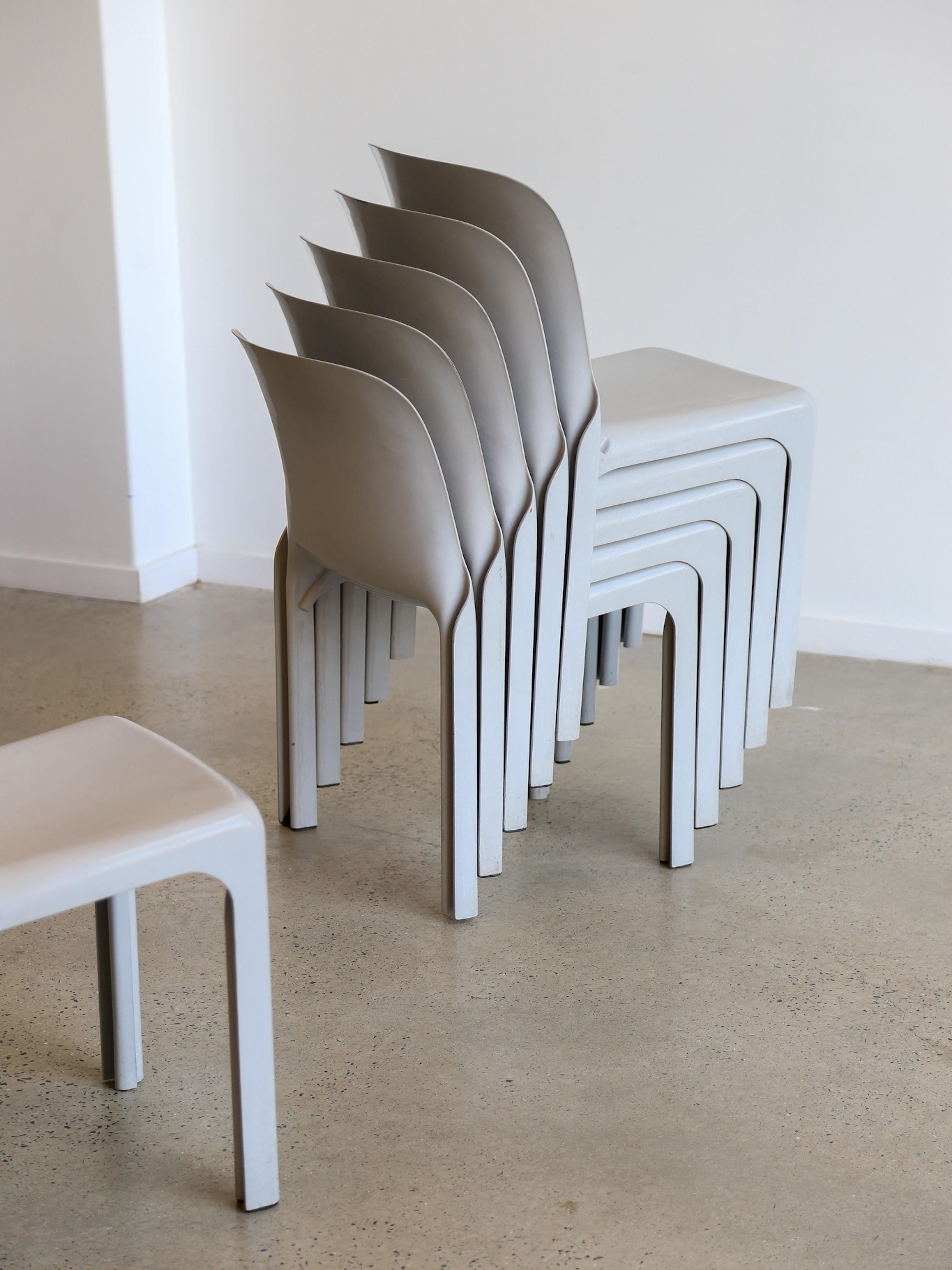 Ensemble de six chaises Selene grises de Vico Magistretti pour Artemide 1969.

La chaise Selene, également connue sous le nom de 