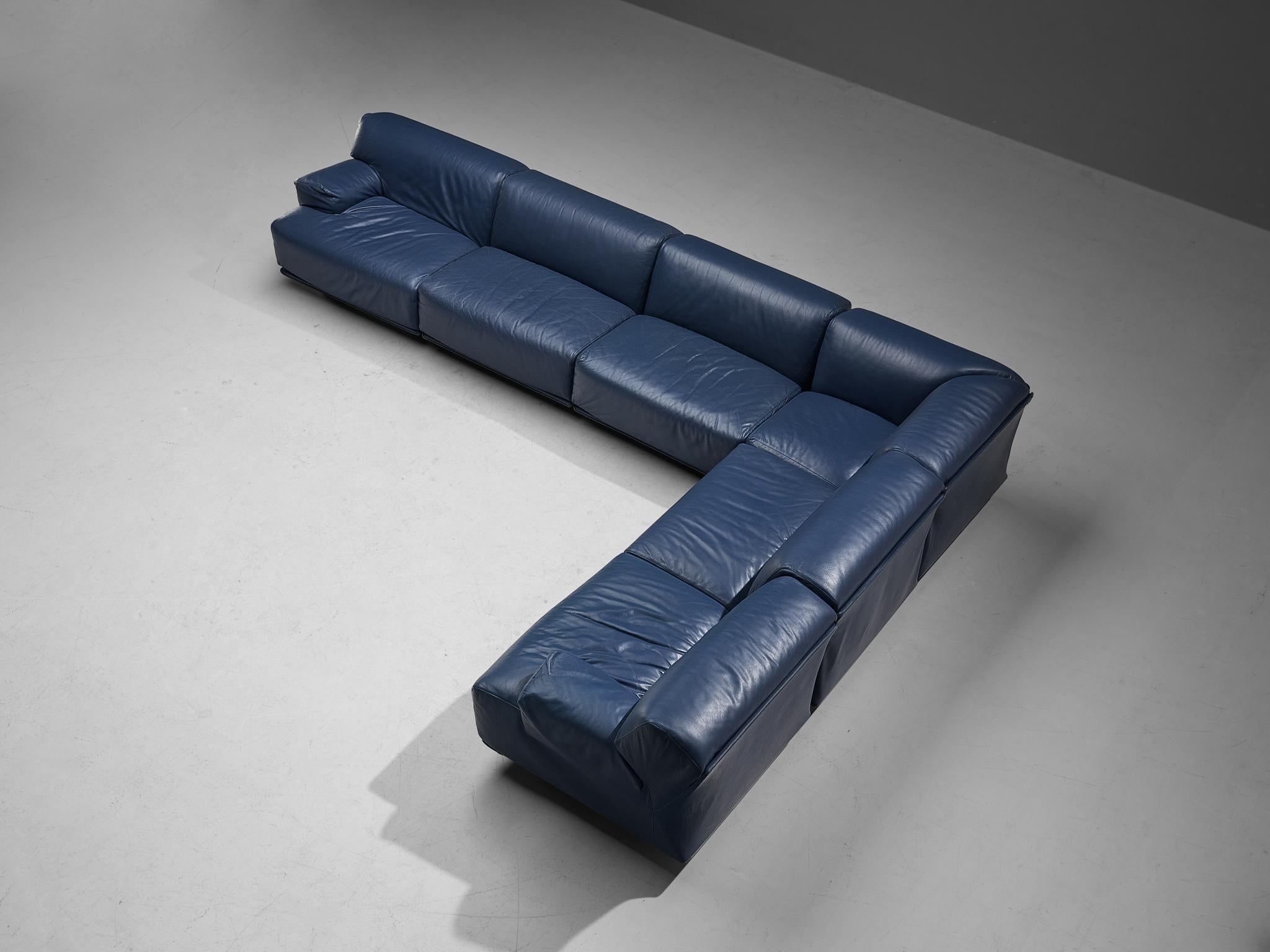 Vico Magistretti for Cassina, ‘Fiandra’ sectional sofa, leather, plastic, Italy, 1970s 

This subtle and modest sofa is designed by the Italian designer Vico Magistretti (1920-2006) for Cassina and contains one corner element, two elements with