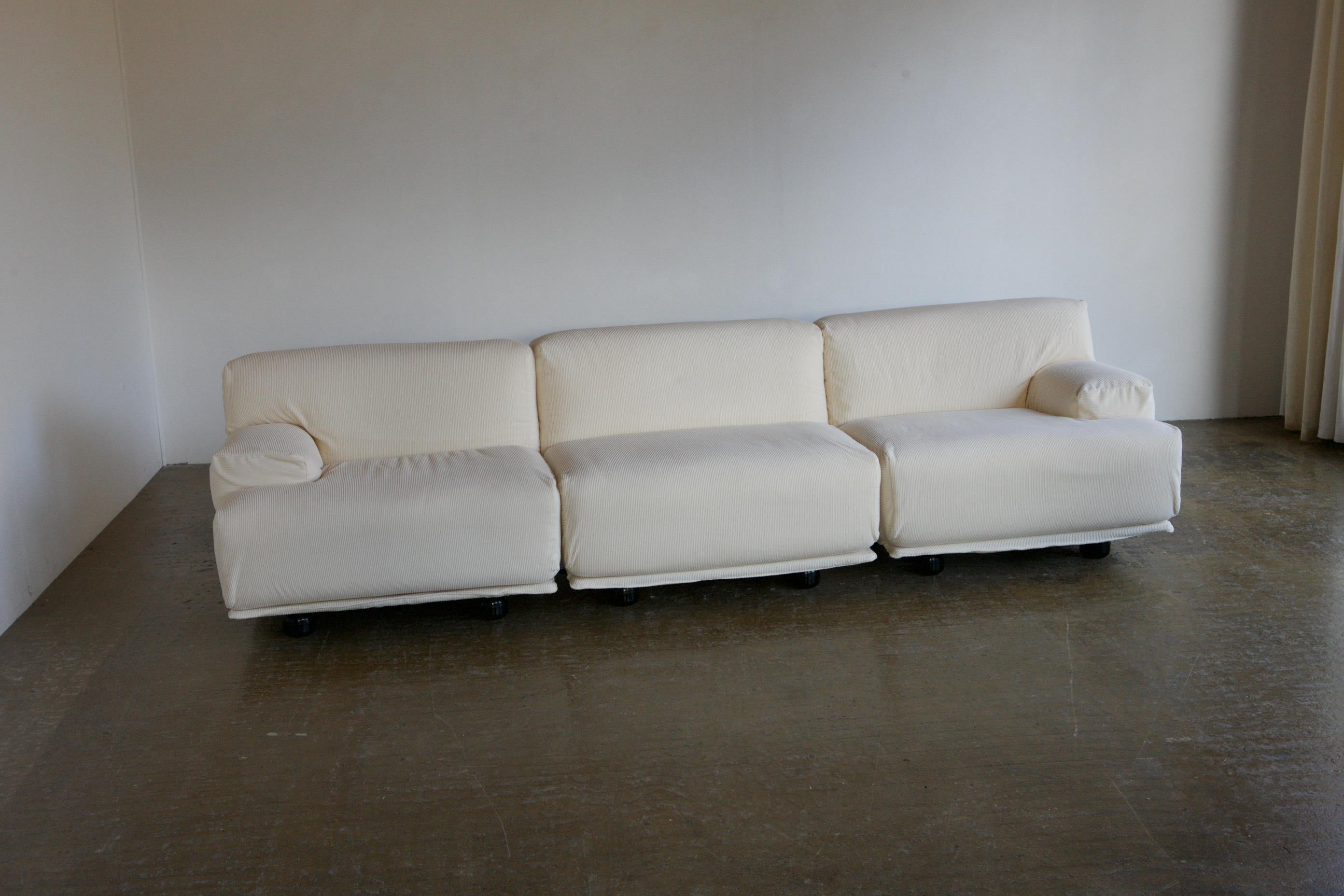 Das Fiandra-Sofa von Vico Magistretti ist ein modulares System, das es Ihnen ermöglicht, Elemente hinzuzufügen, einschließlich der Ecken, um das Sofa in der Größe zu schaffen, die Sie benötigen und wünschen. In den 1970er Jahren für Cassina