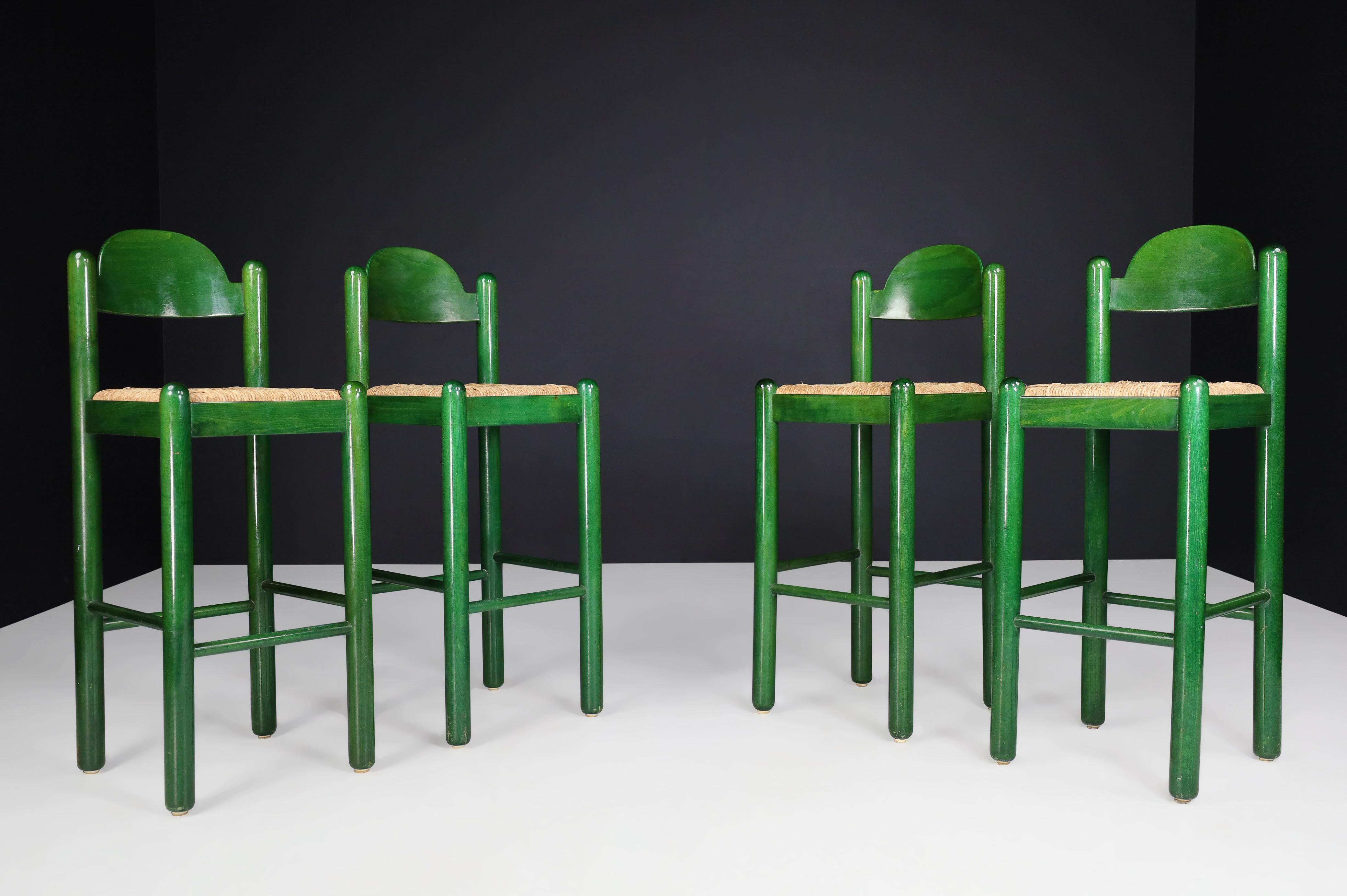 Vico Magistretti for Cassina green bar stools with seagrass seats, Italy 1960s

This rare set of four bar stools, designed by the renowned Italian architect and industrial designer Vico Magistretti for Cassina in Italy during the 1960s, is a true