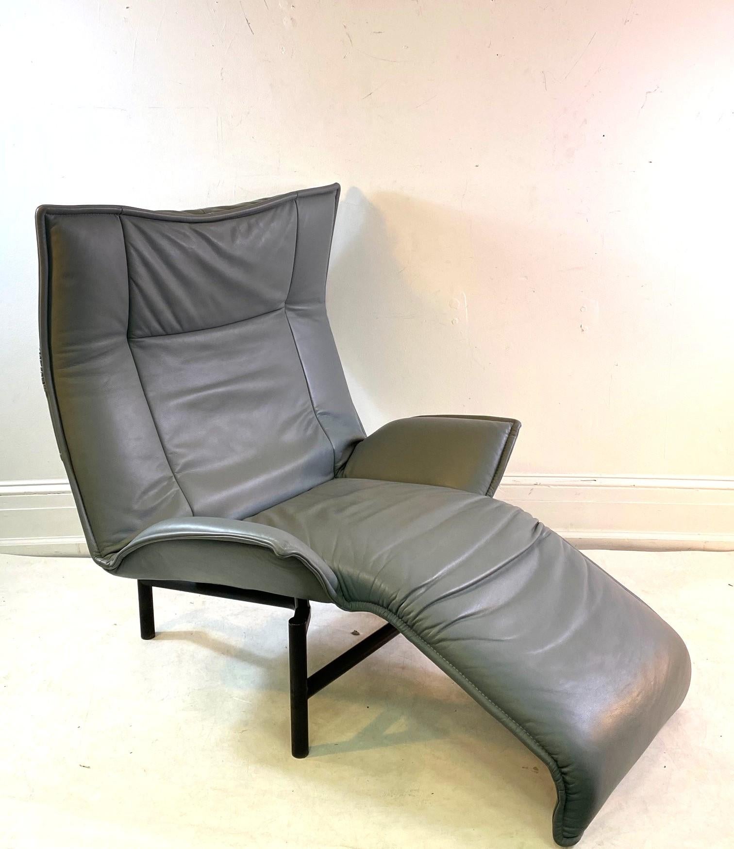 Paire de chaises longues Veranda de style moderne italien, conçues par Vico Magistretti pour Cassina. La paire a une structure en métal et un revêtement en cuir. Fabriqué dans les années 1980 en Italie. En excellent état vintage avec une usure et