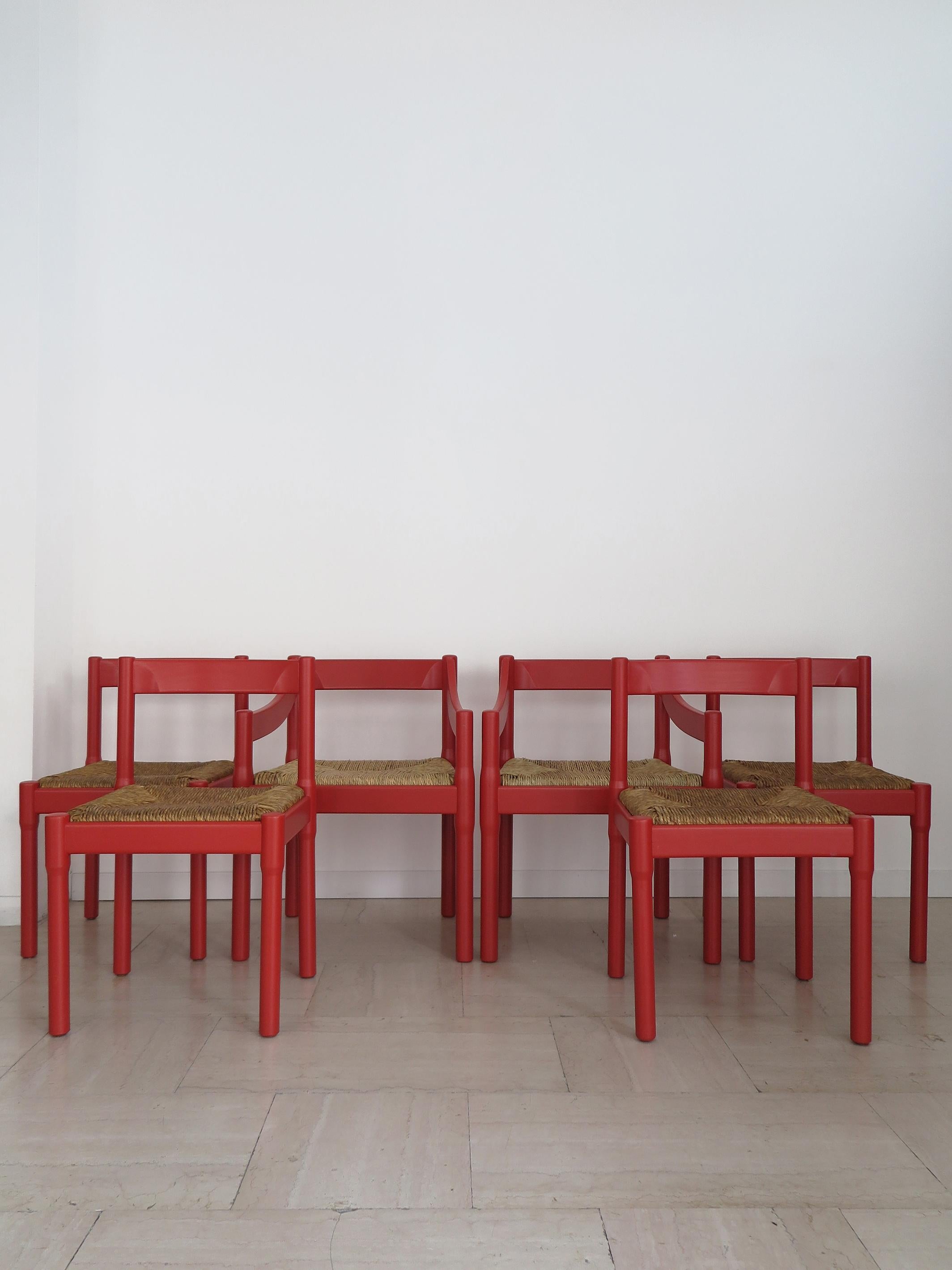 Italian midcentury modern design set of six dining chairs, of which 2 with armrests, Carimate serie designed by Vico Magistretti and produced by Cassina from 1960s with an analine-stained beech wood frame and straw seat, designed for the Carimate