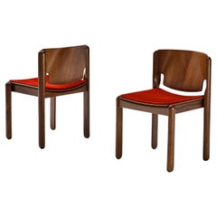 Vico Magistretti für Cassina, Paar Esszimmerstühle aus rotem Samt und Nussbaumholz