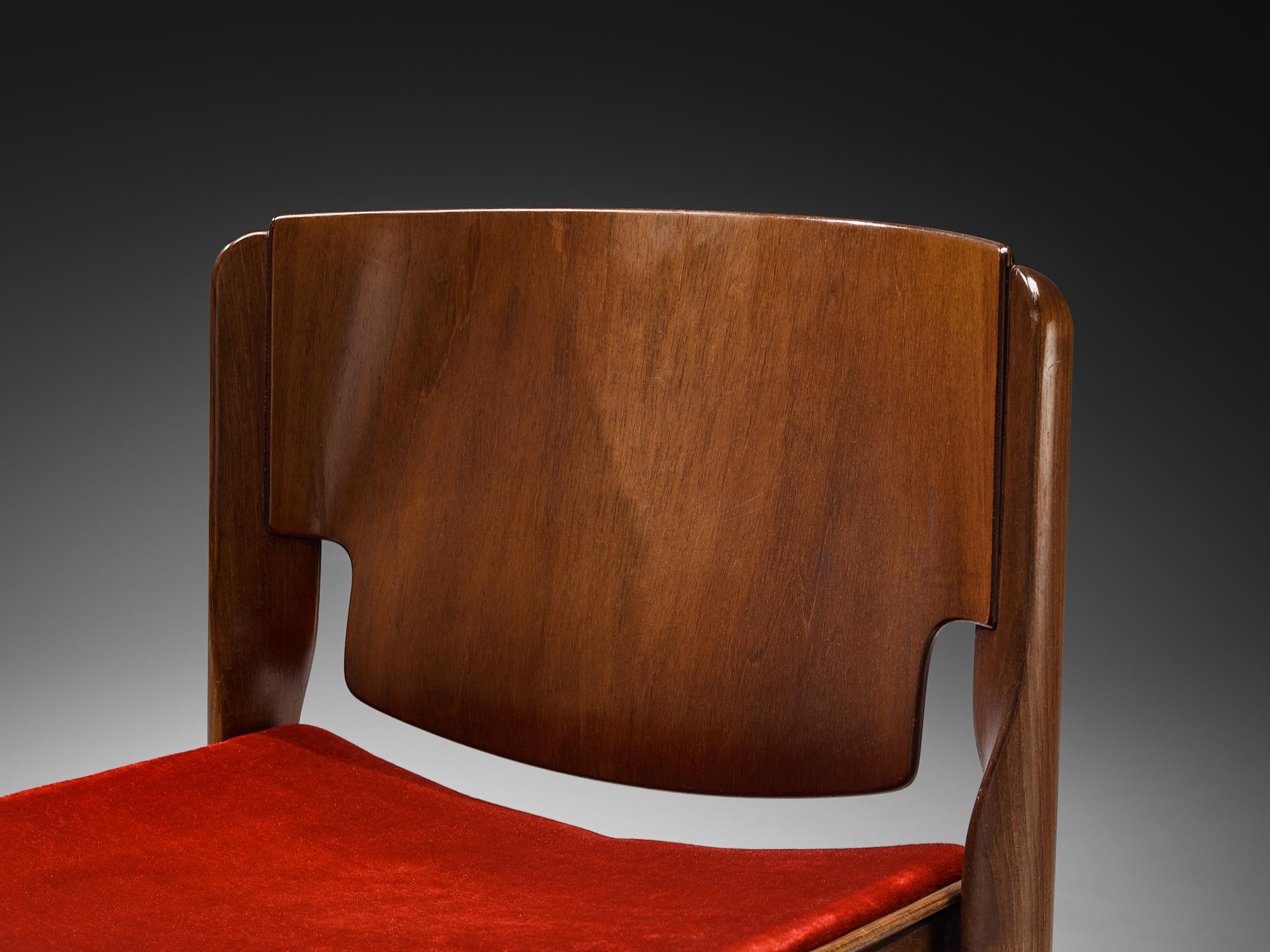 Vico Magistretti per Cassina Set di otto sedie in velluto rosso e noce in vendita 3