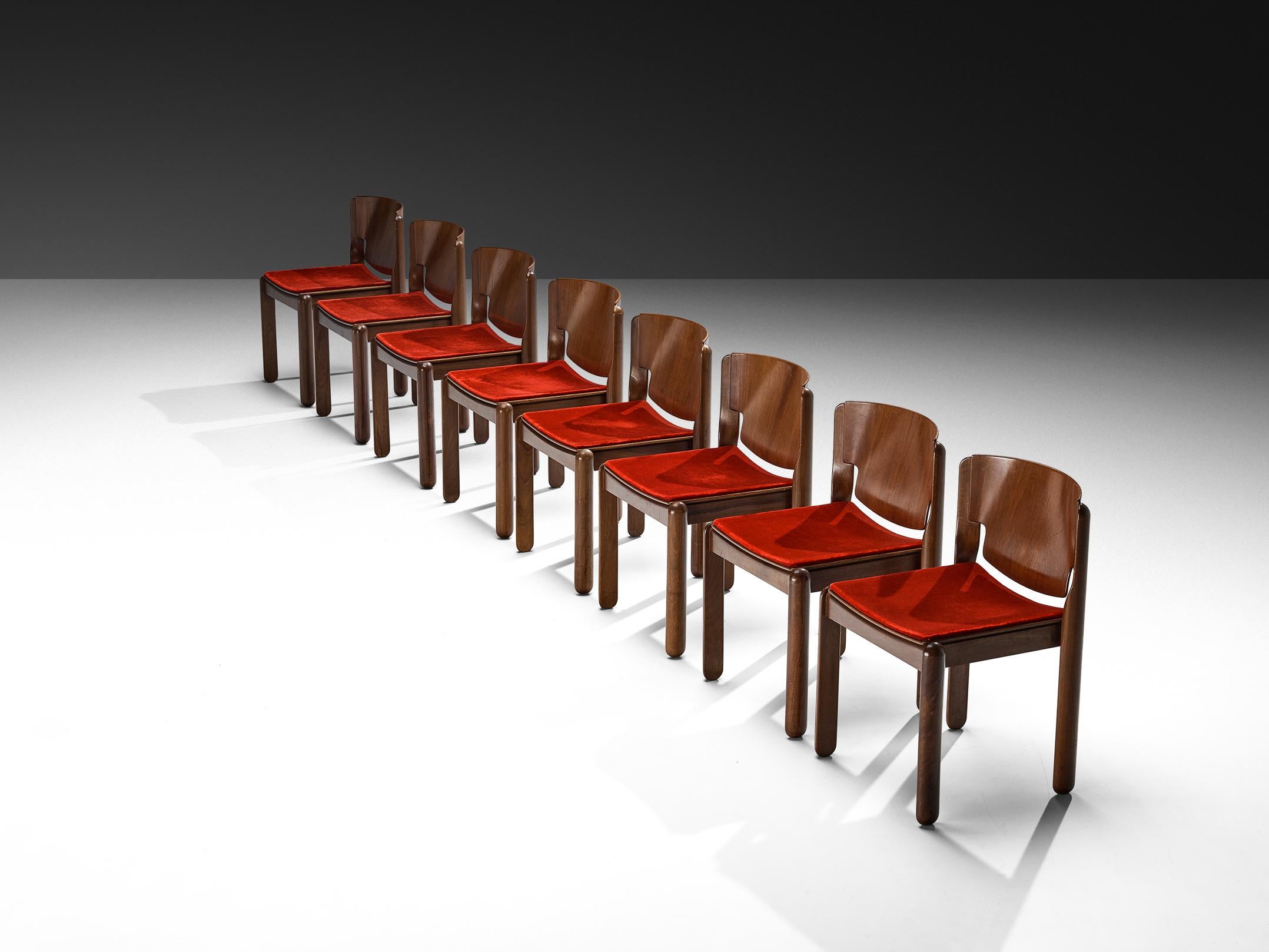 Vico Magistretti per Cassina, set di otto sedie da pranzo, modello '122', noce, velluto, 1967

Questo set italiano disegnato da Vico Magistretti è caratterizzato da uno straordinario schienale scolpito che è splendidamente curvato su entrambi i