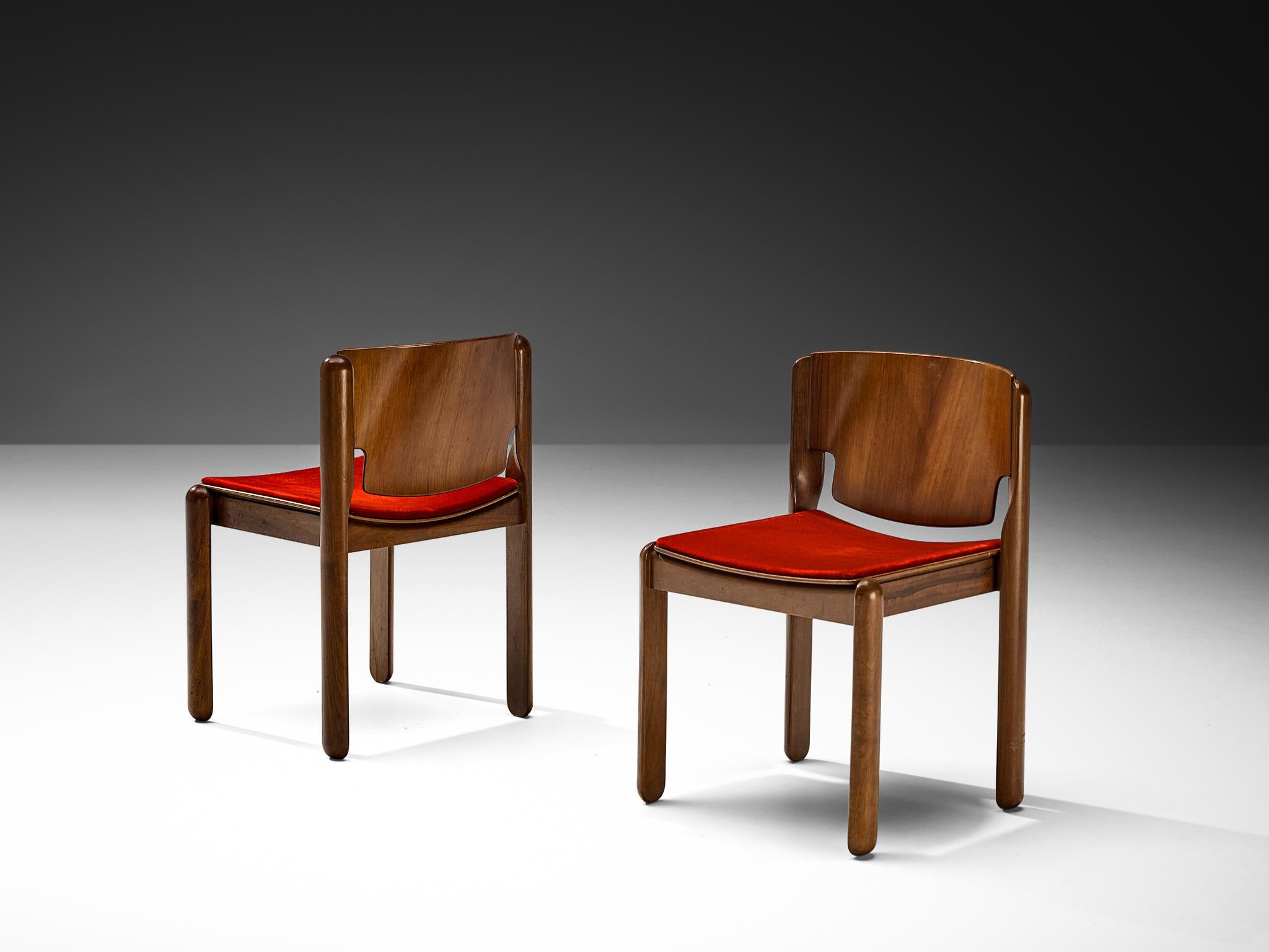 Mid-Century moderno Vico Magistretti per Cassina Set di otto sedie in velluto rosso e noce in vendita